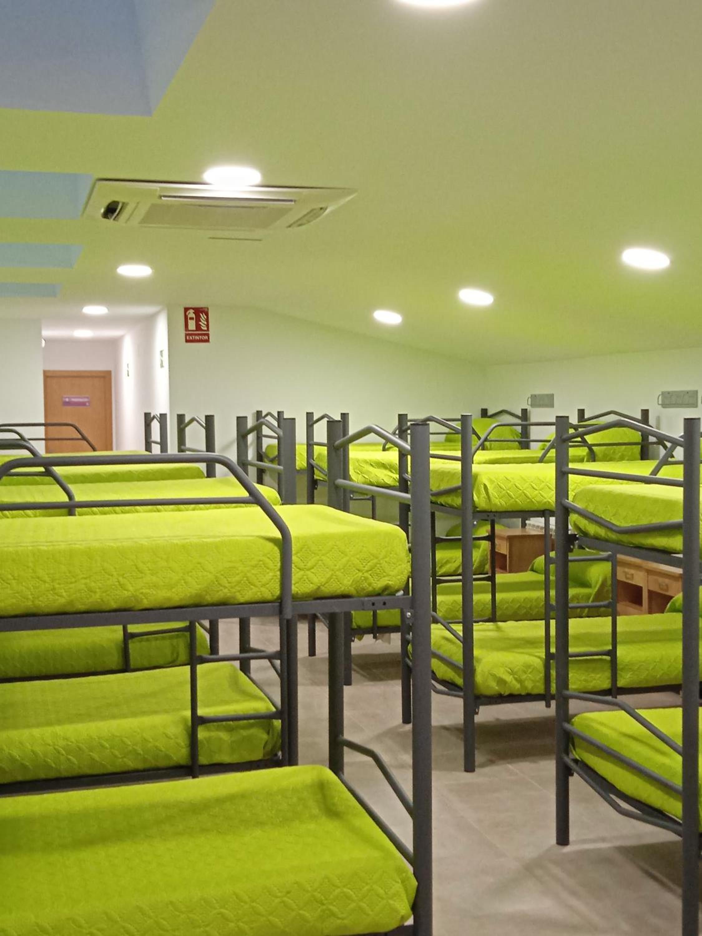 Cama individual en habitación compartida femenina