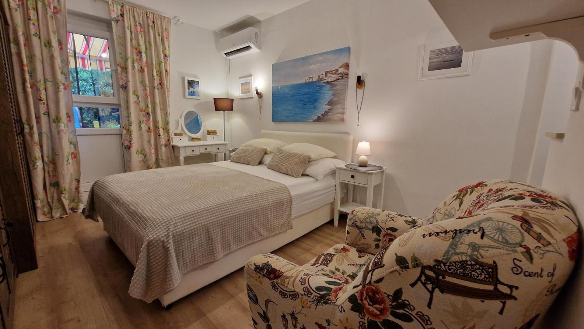 Studio Apartment with Terrace