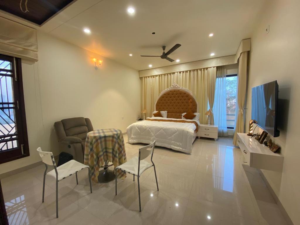 Deluxe Double Room (2 Adults + 1 Child)