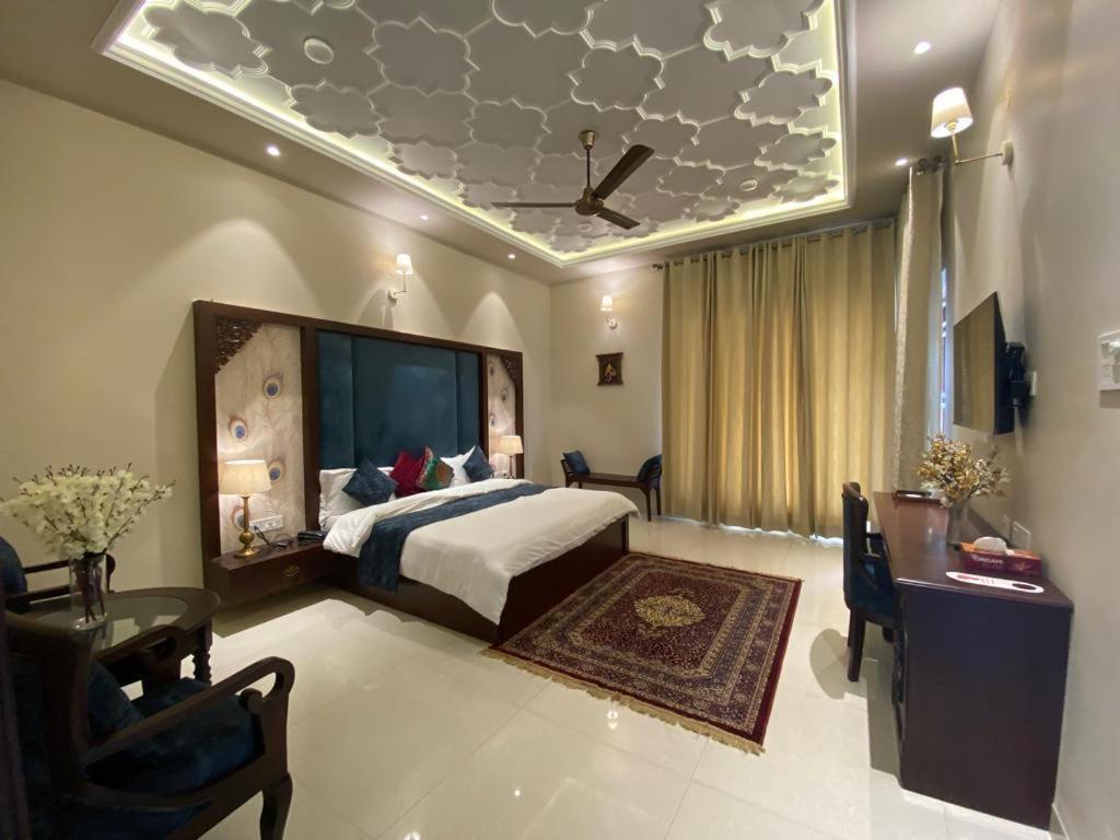 Deluxe Room (2 Adults + 1 Child)