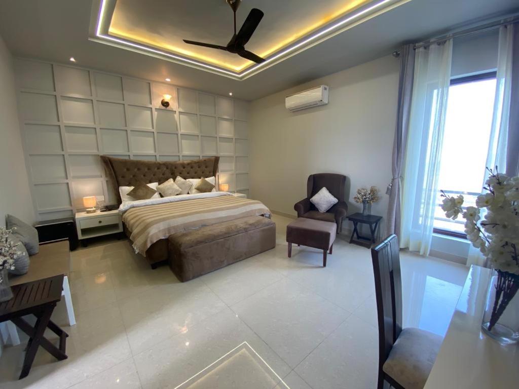 Deluxe Double Room (2 Adults + 1 Child)