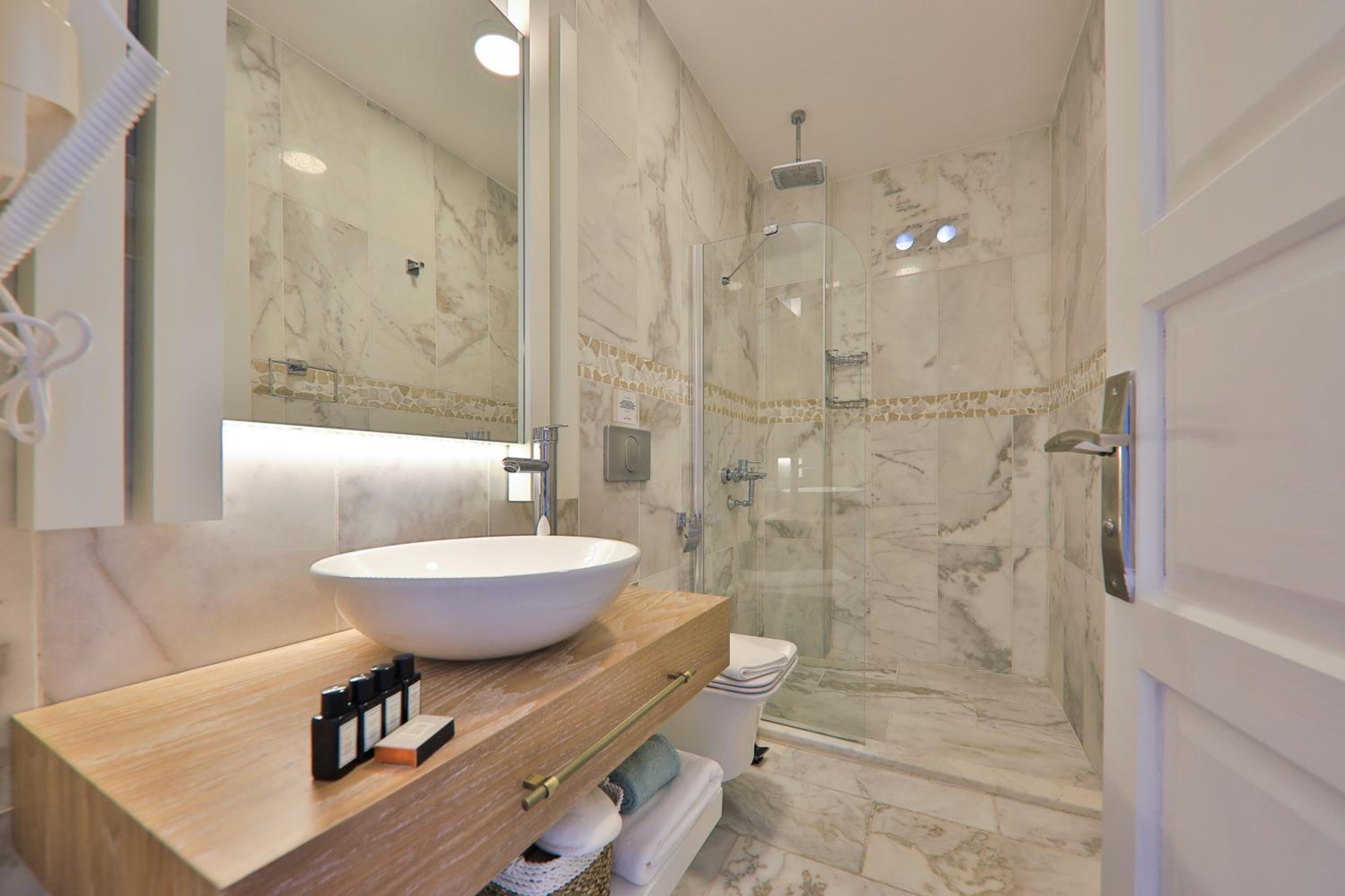 Standard Twin Room - Photo 10