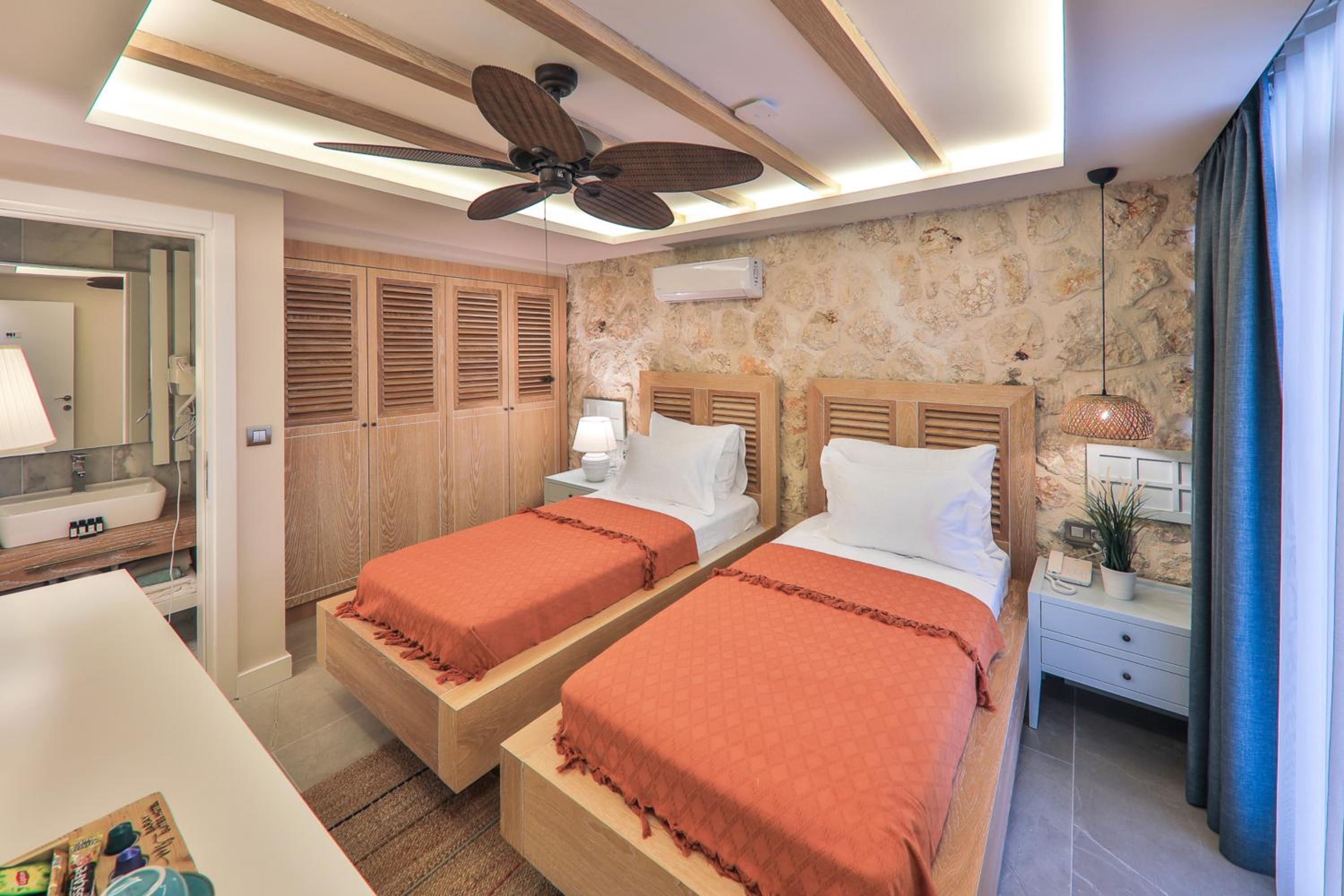 Standard Twin Room - Photo 1