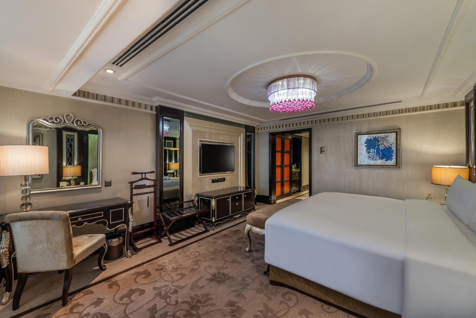 Premium Room with King Bed - Photo 7