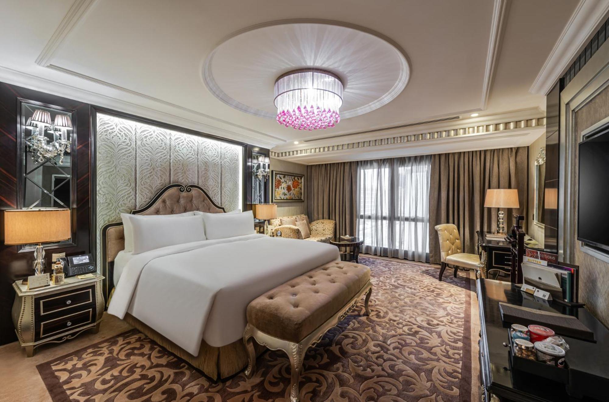Premium Room with King Bed - Photo 4