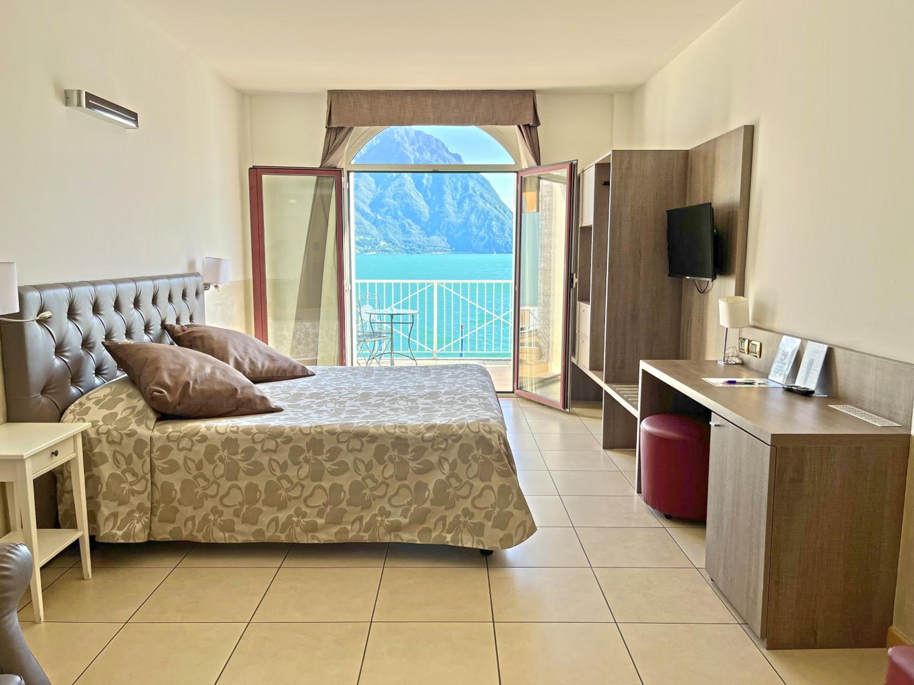 Double Room with Lake View - Photo 4