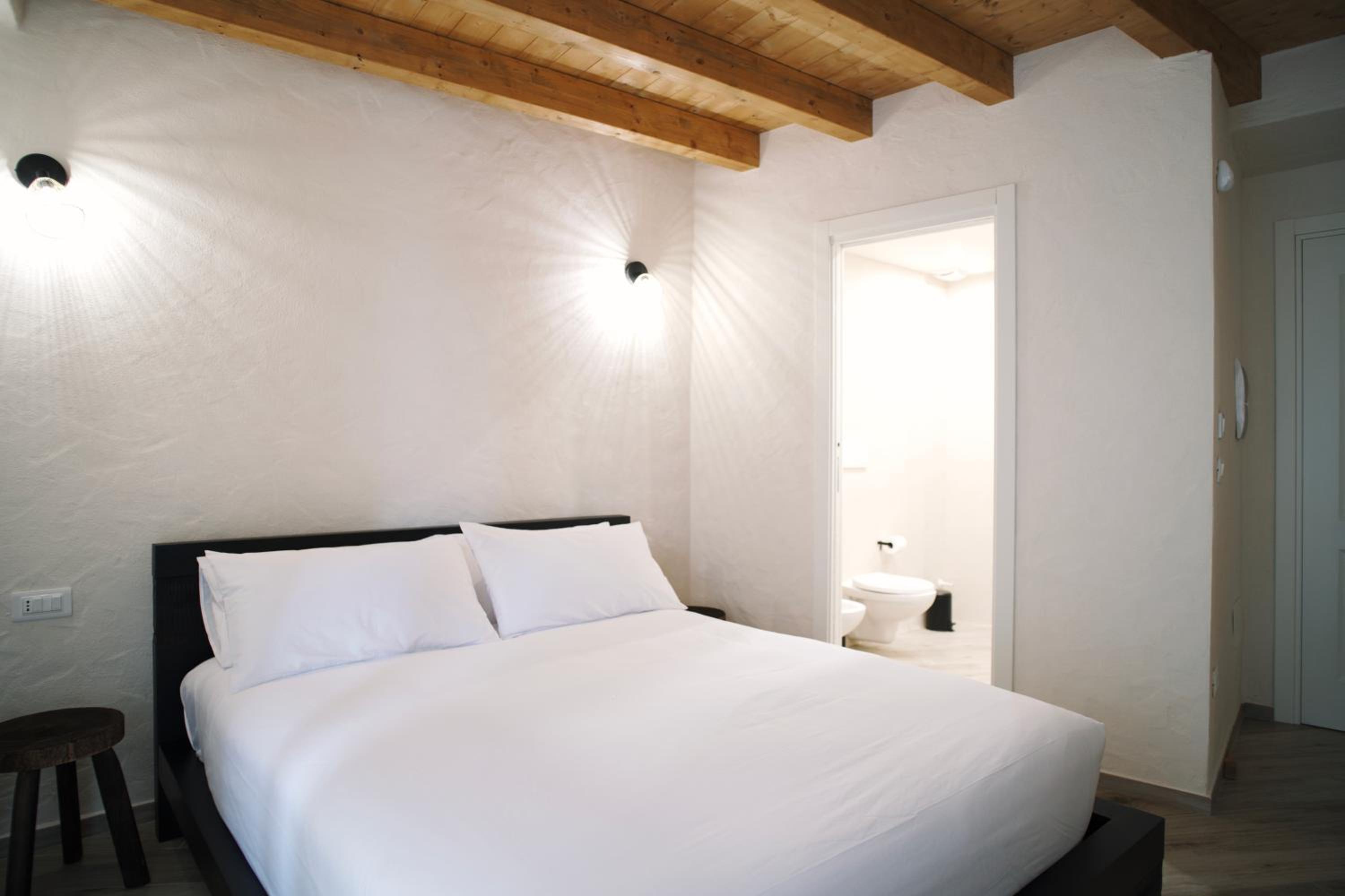 Deluxe Room - Photo 5