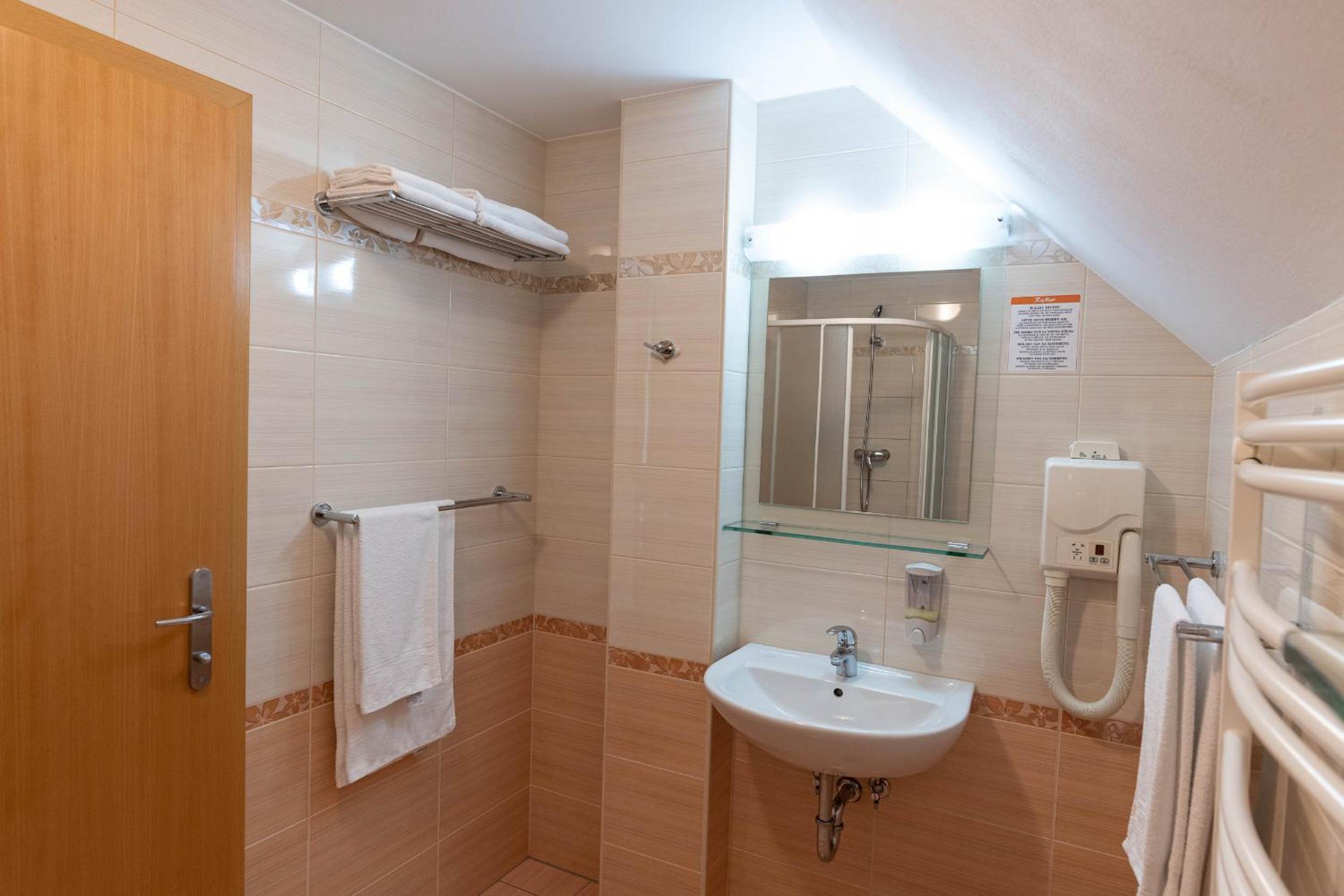 Quadruple Room with Mountain View - Photo 13