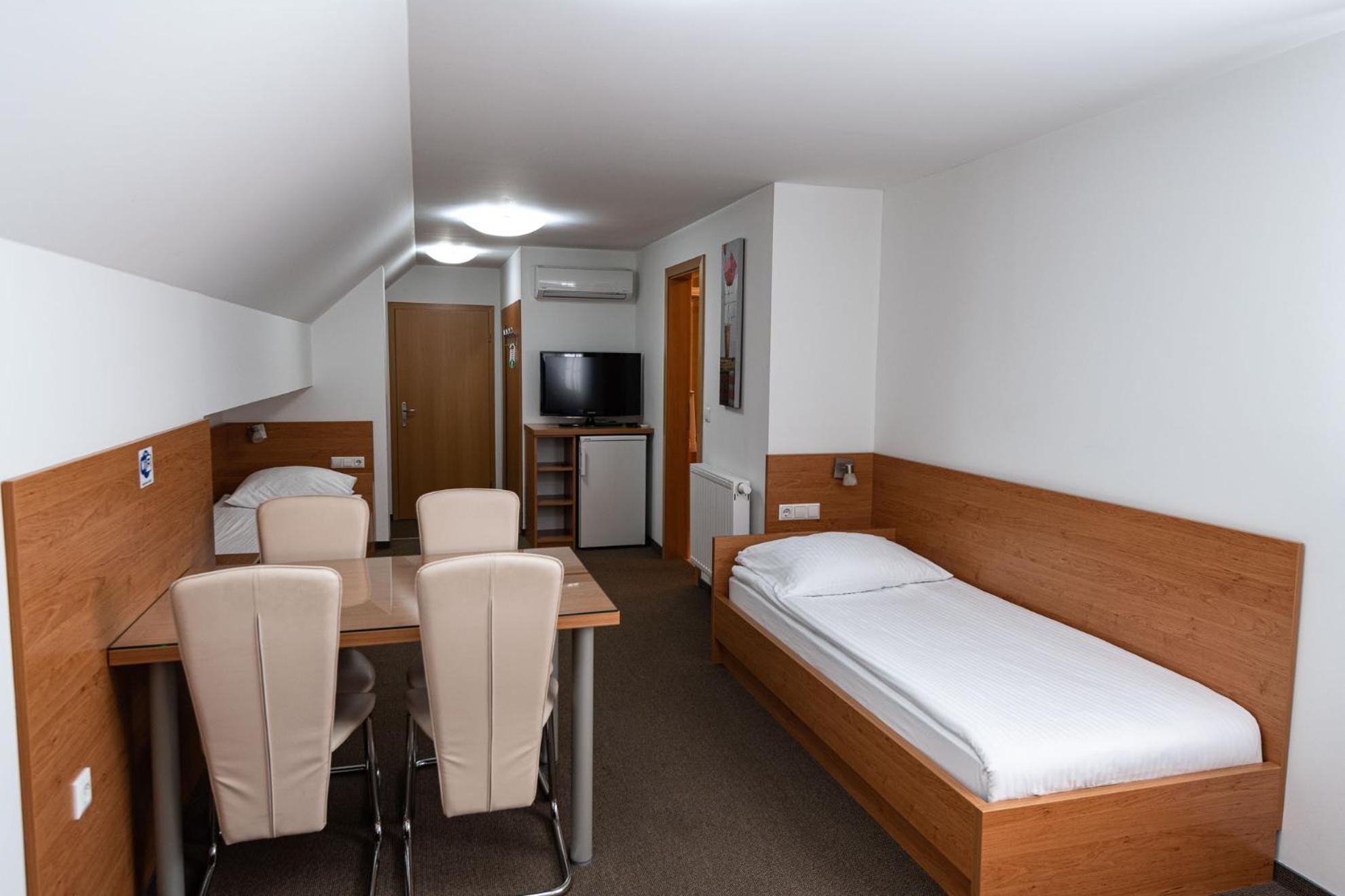 Quadruple Room with Mountain View - Photo 9