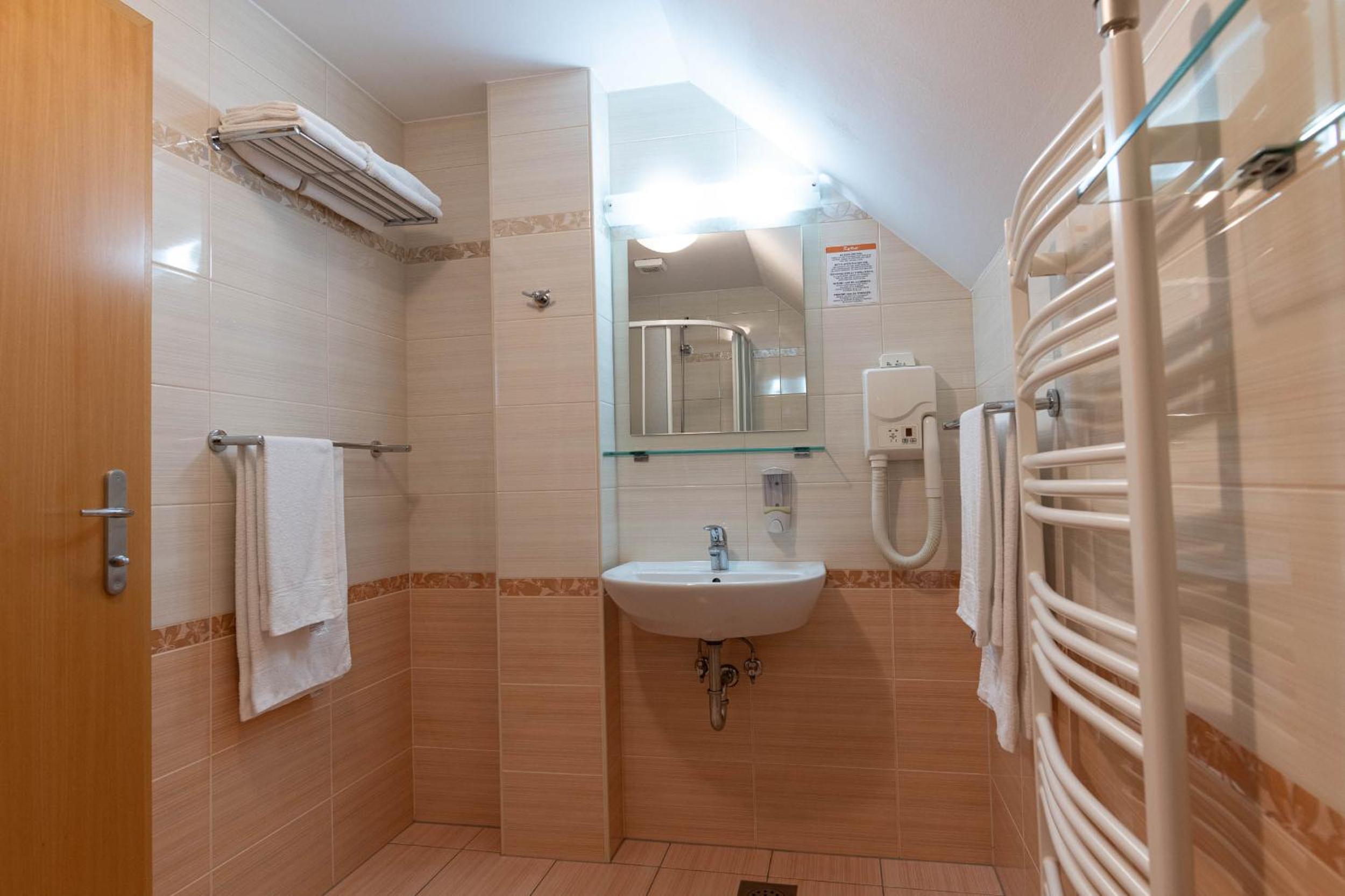 Quadruple Room with Mountain View - Photo 4
