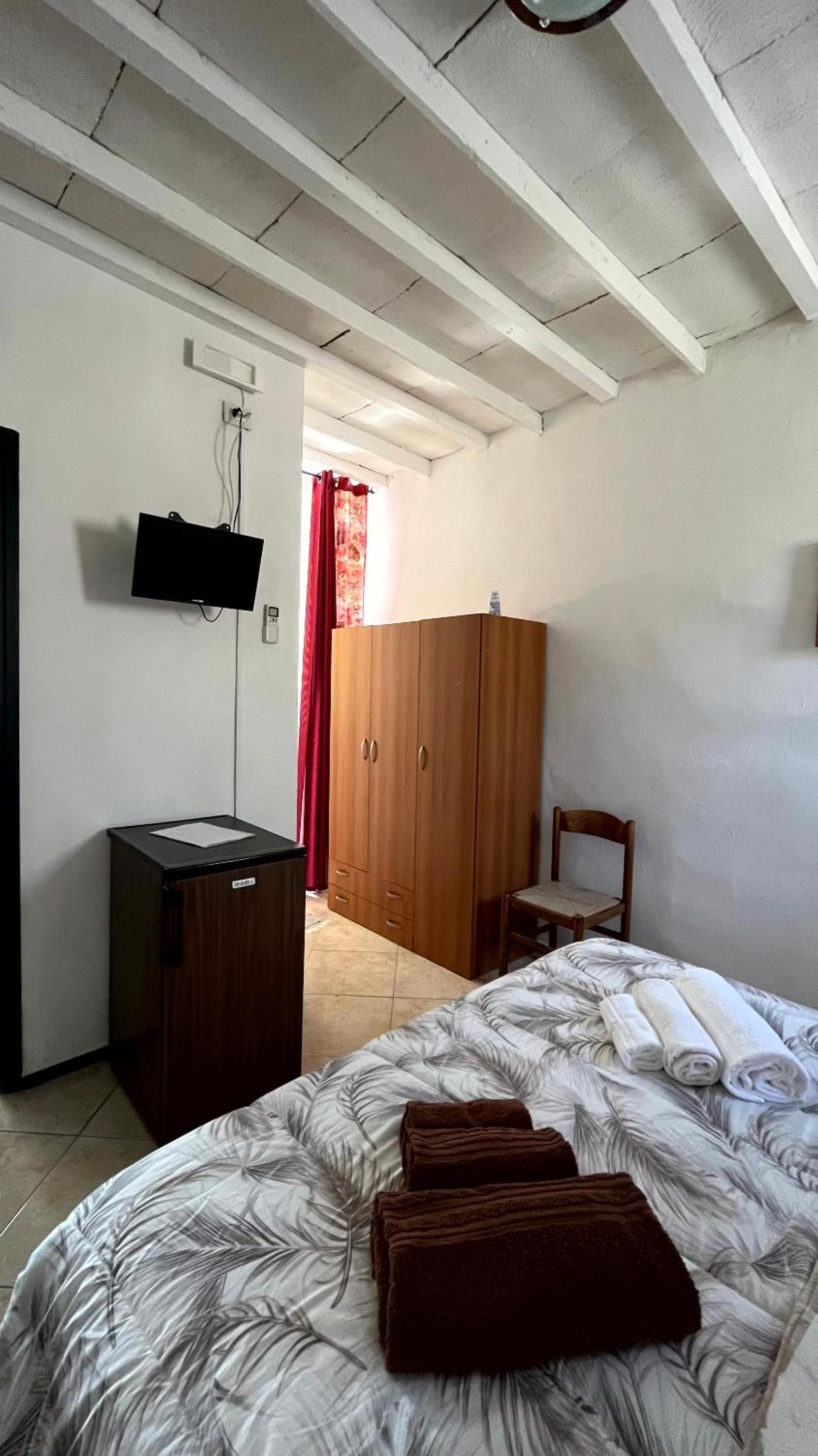 Double Room with Private Bathroom - Photo 2