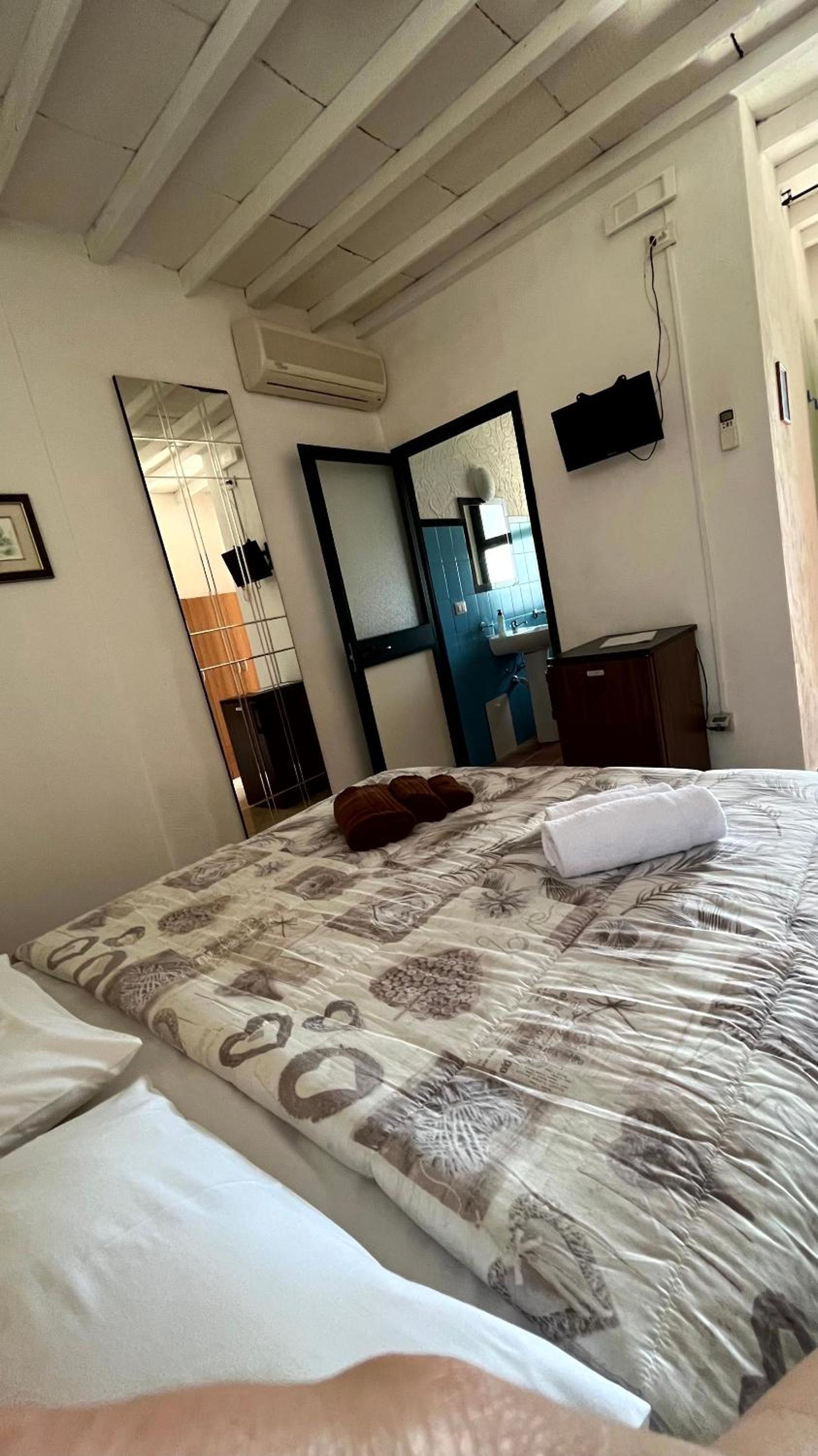 Double Room with Private Bathroom - Photo 1