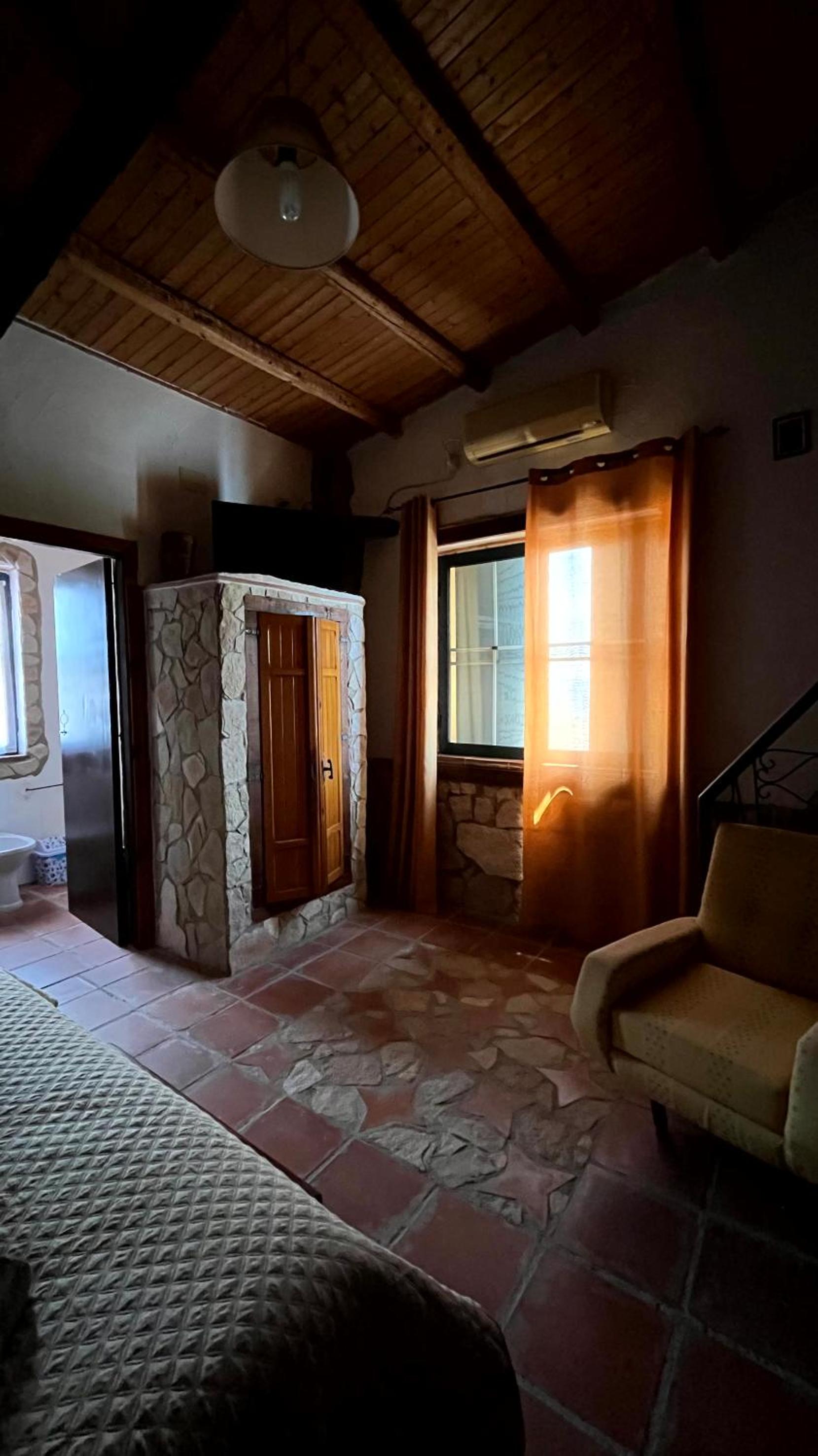 Quadruple Room with Private Bathroom - Photo 2