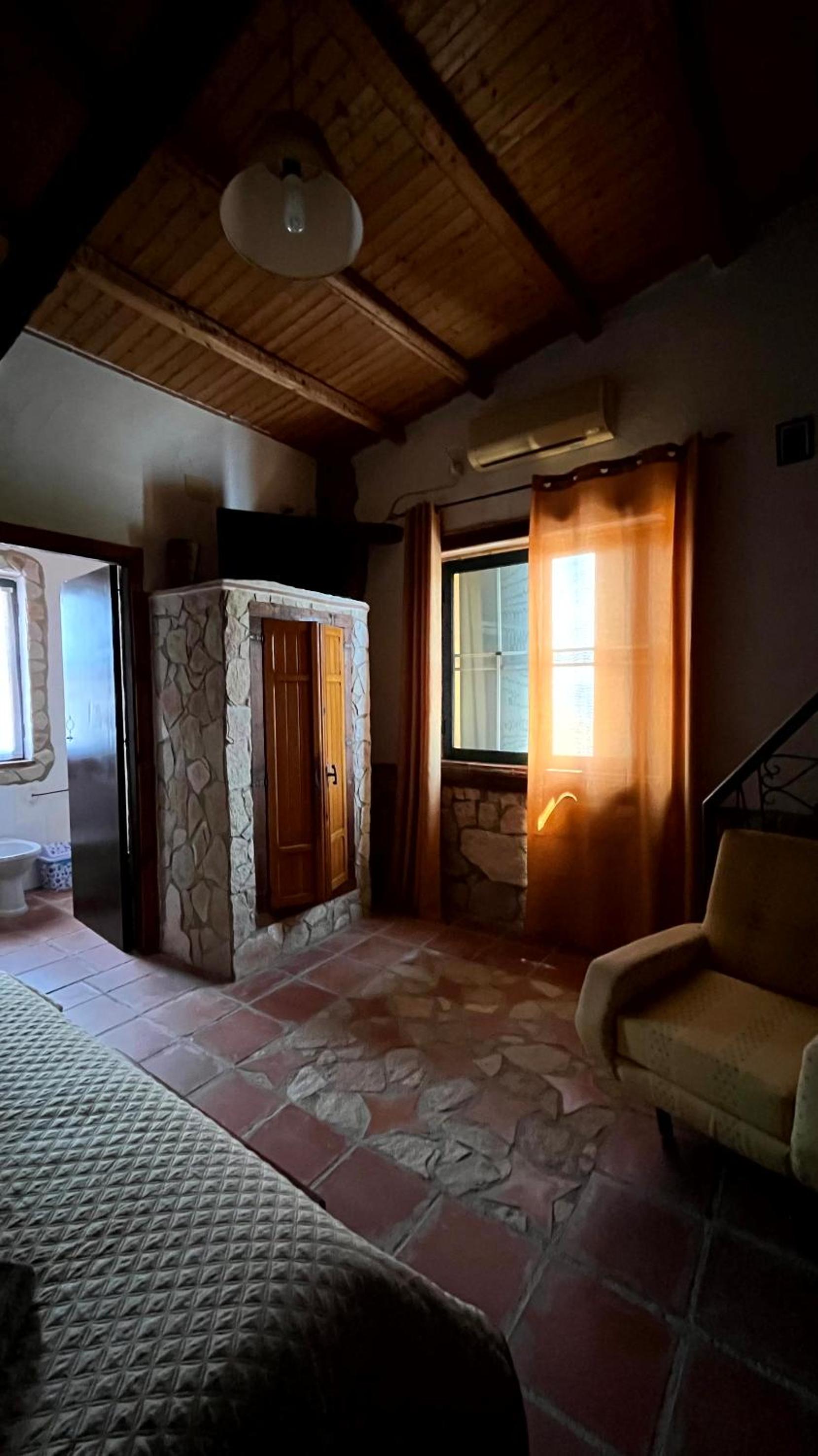 Quadruple Room with Private Bathroom - Photo 9