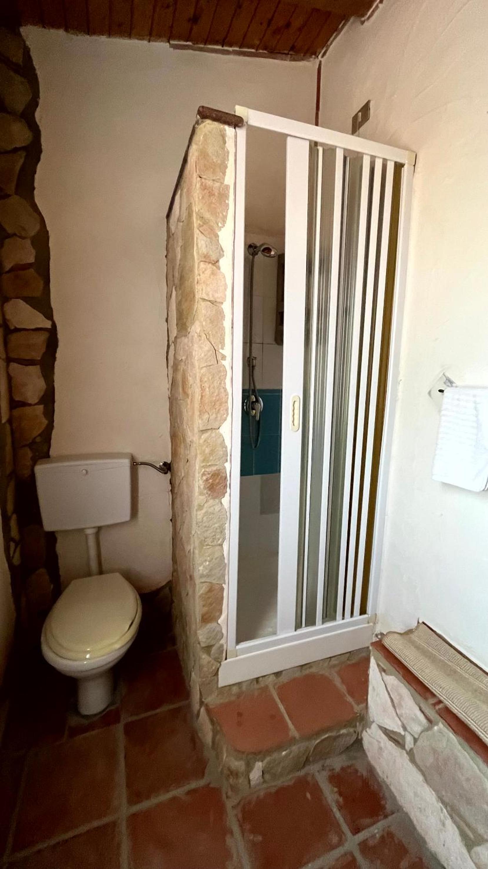 Quadruple Room with Private Bathroom - Photo 8