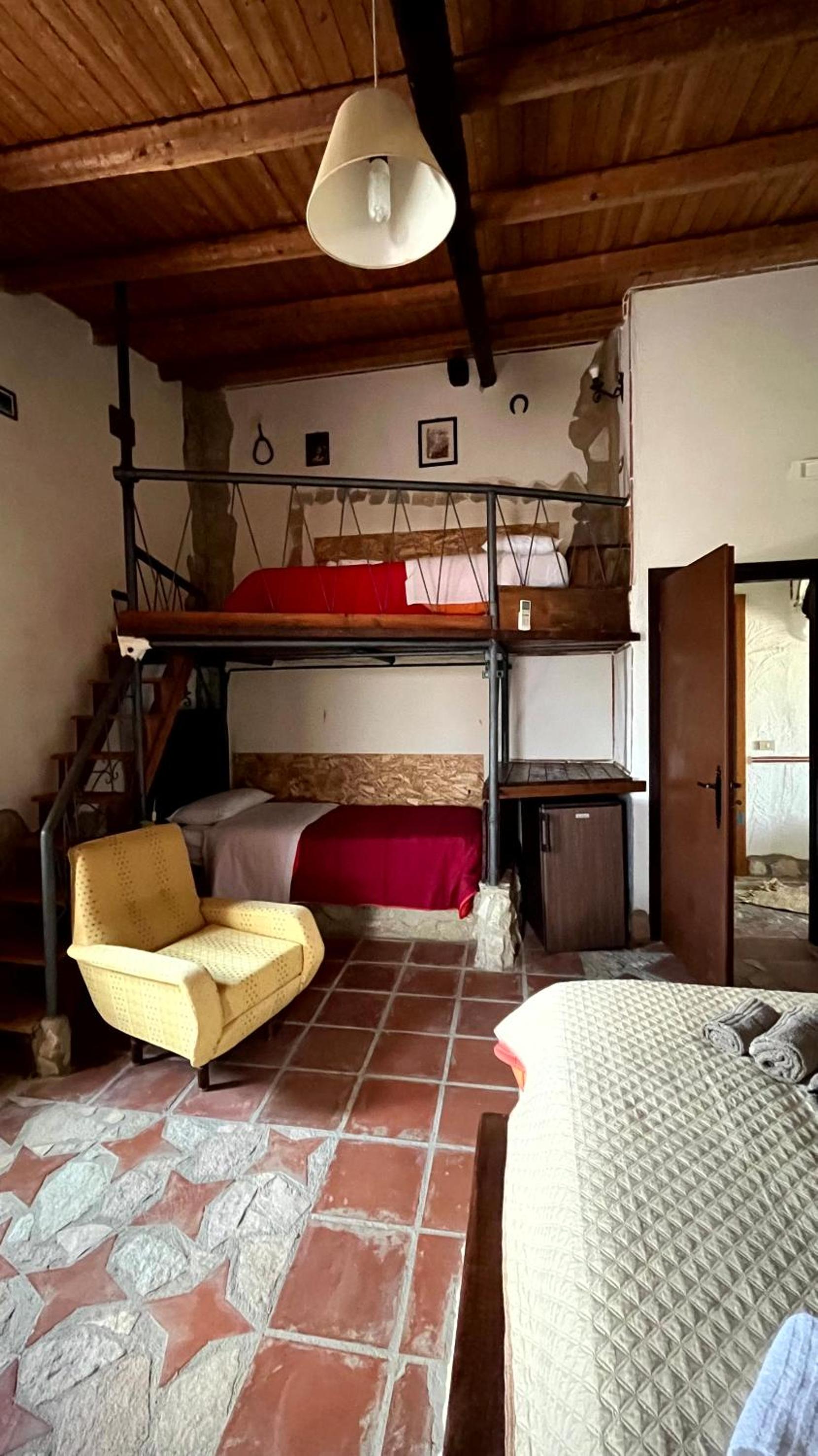 Quadruple Room with Private Bathroom - Photo 5