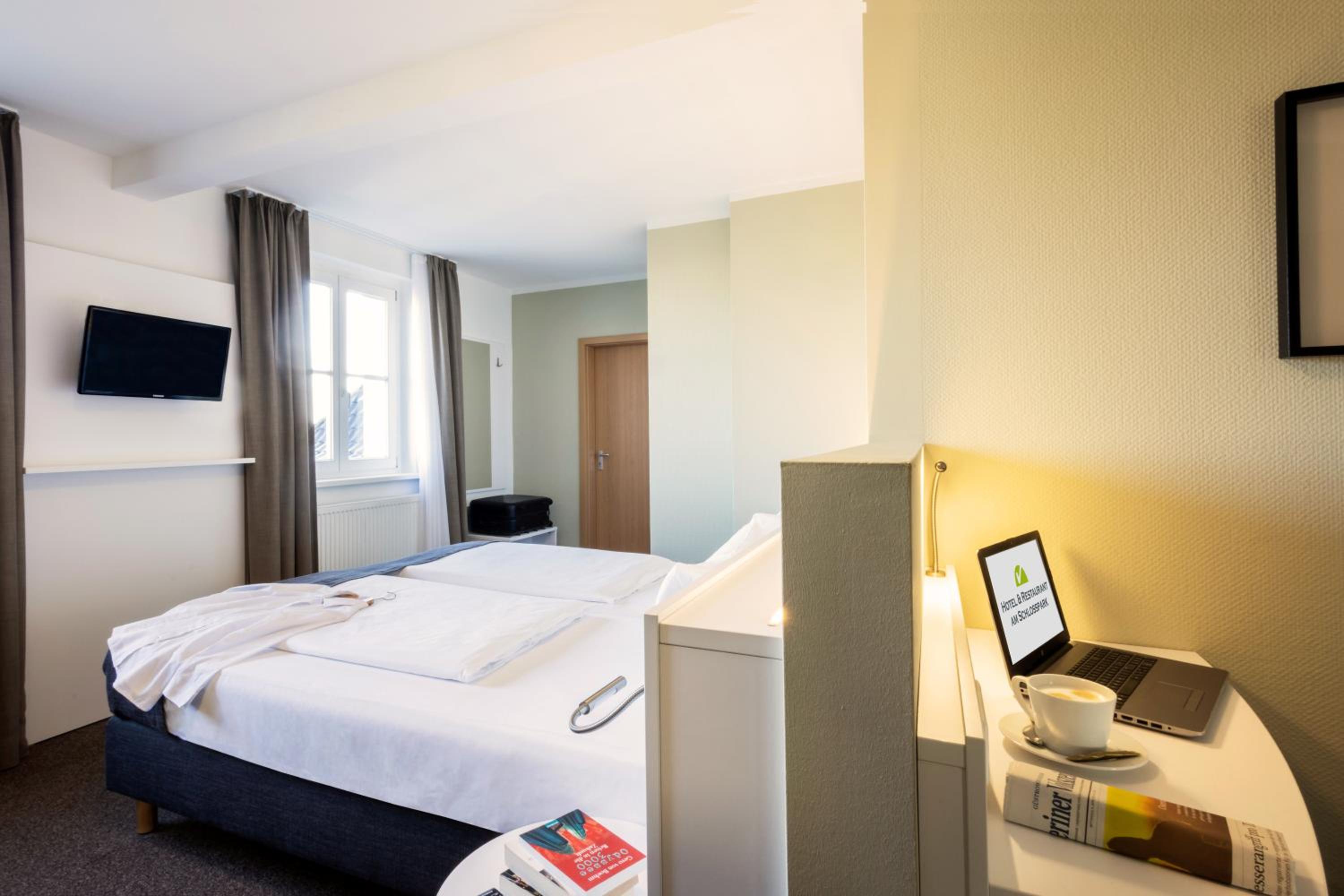 Large Double Room - Photo 8