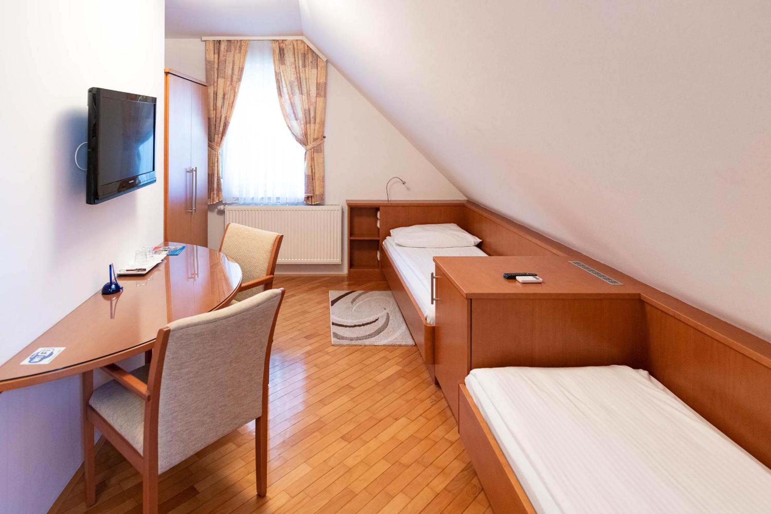 Twin Room with Garden View - Photo 2