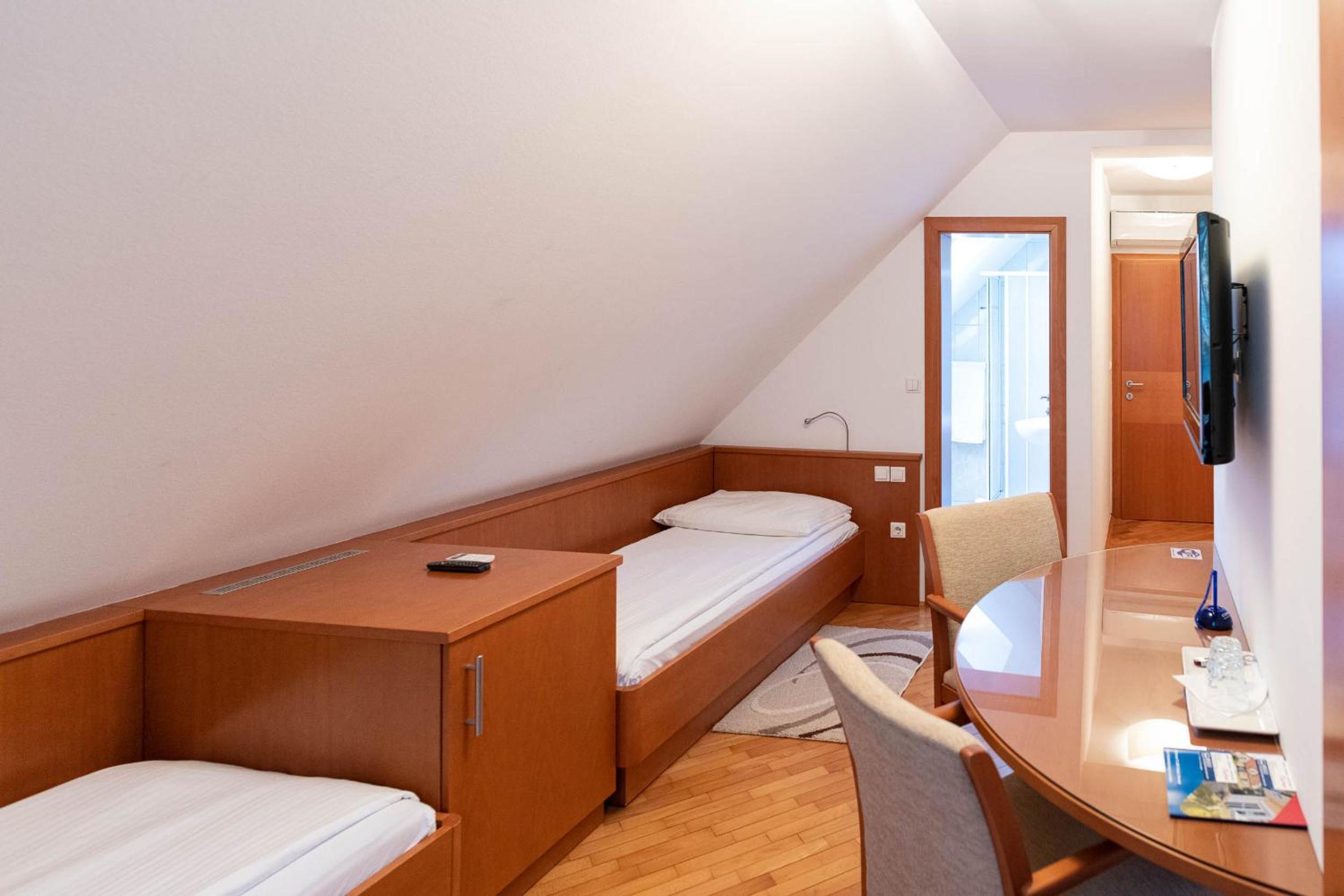 Twin Room with Garden View - Photo 4