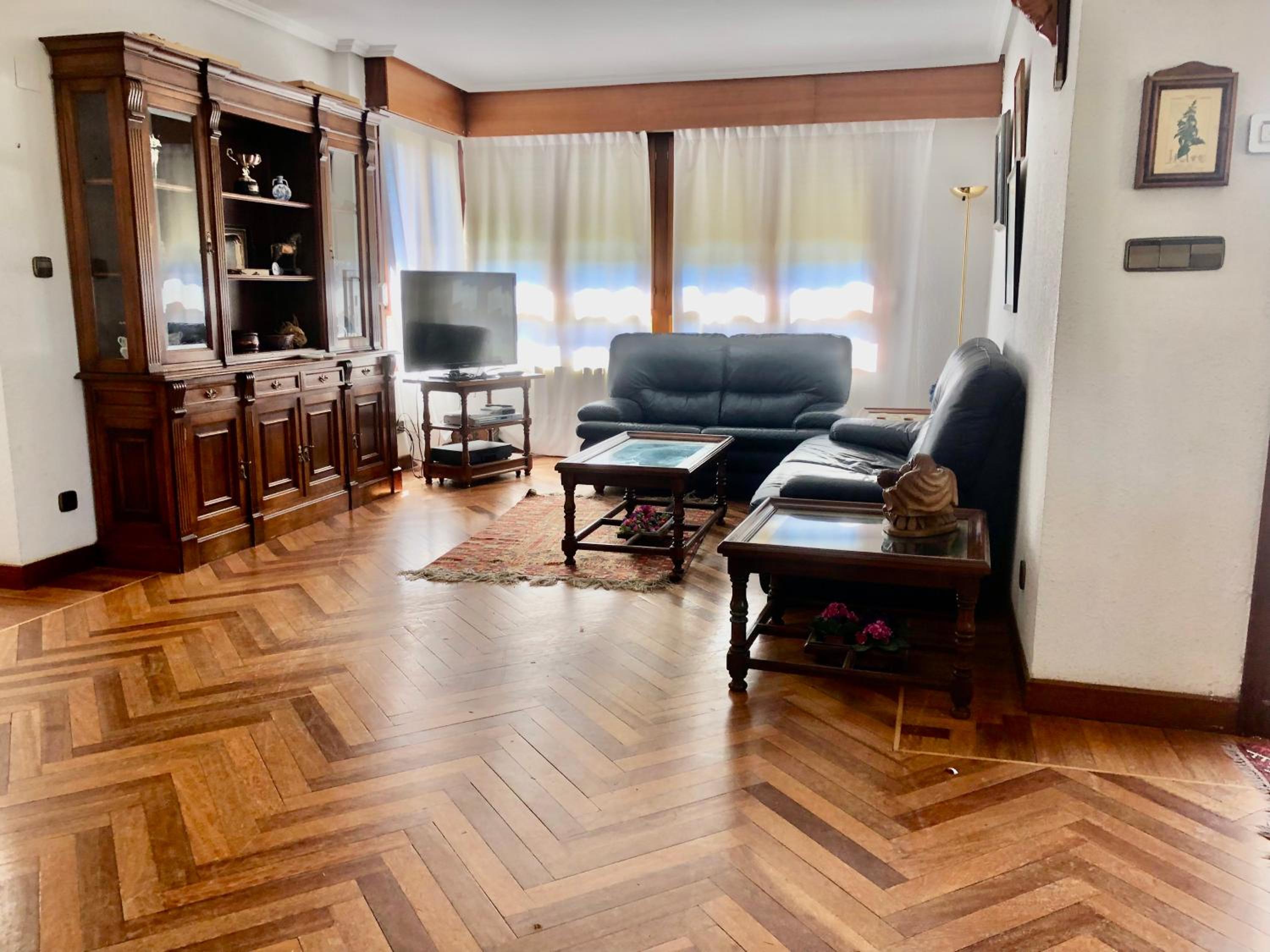 Six-Bedroom House photo 2