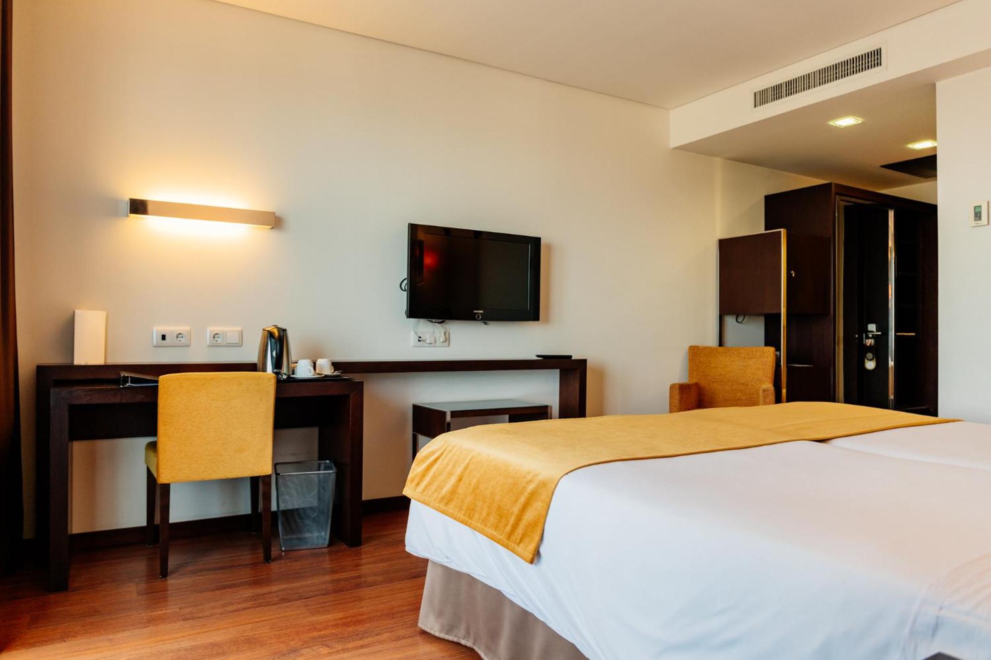 Special Offer - Double or Twin Room with Romantic Package - Photo 6