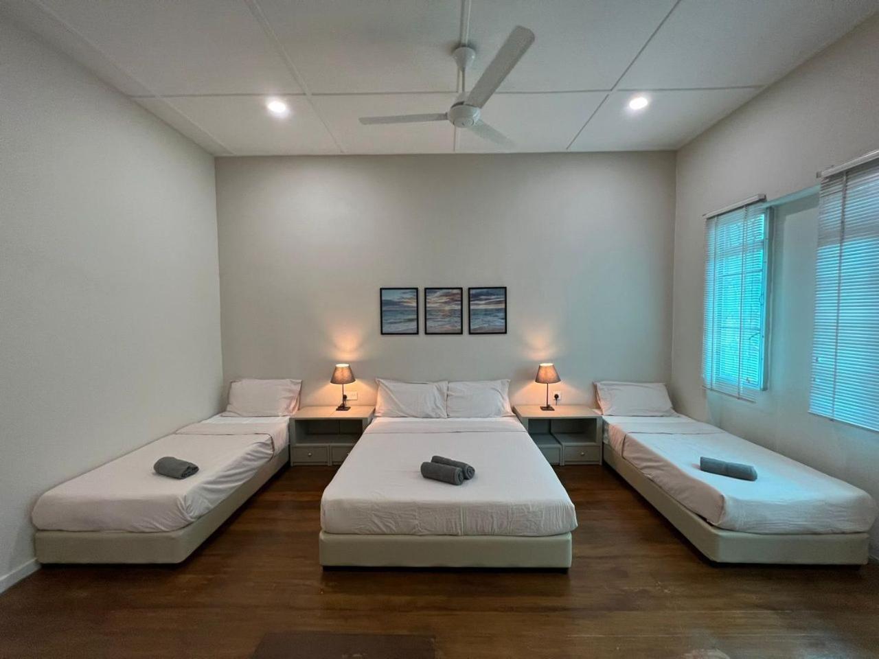Quadruple Room with Private Bathroom - Photo 4