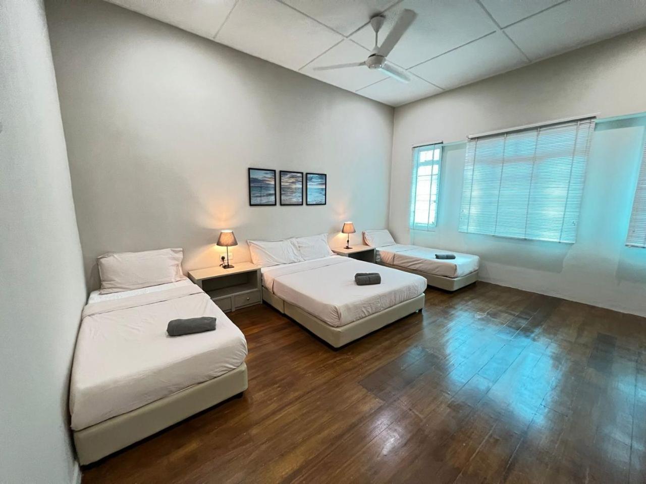 Quadruple Room with Private Bathroom - Photo 3
