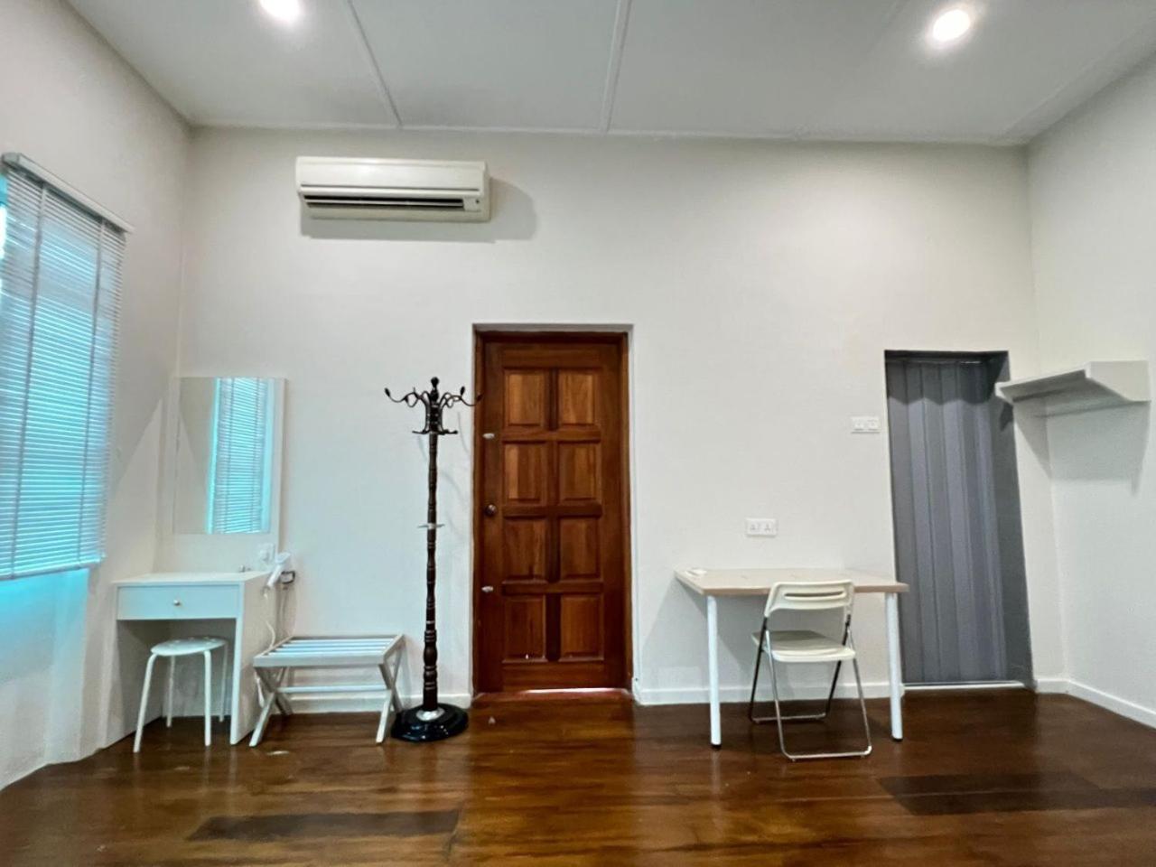 Quadruple Room with Private Bathroom - Photo 8