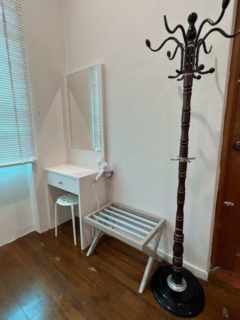 Quadruple Room with Private Bathroom - Photo 9