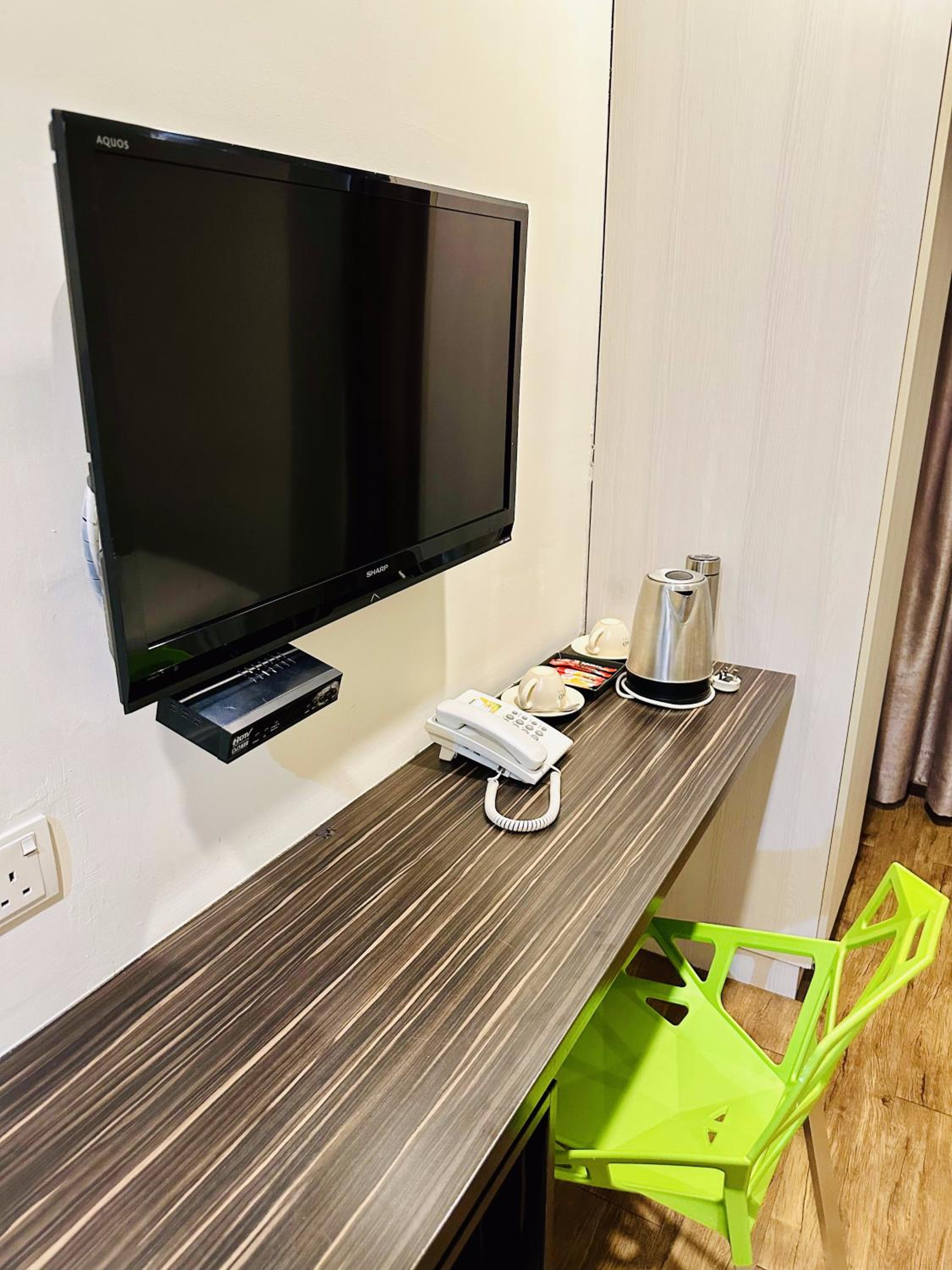 Deluxe Queen Room - Photo 9