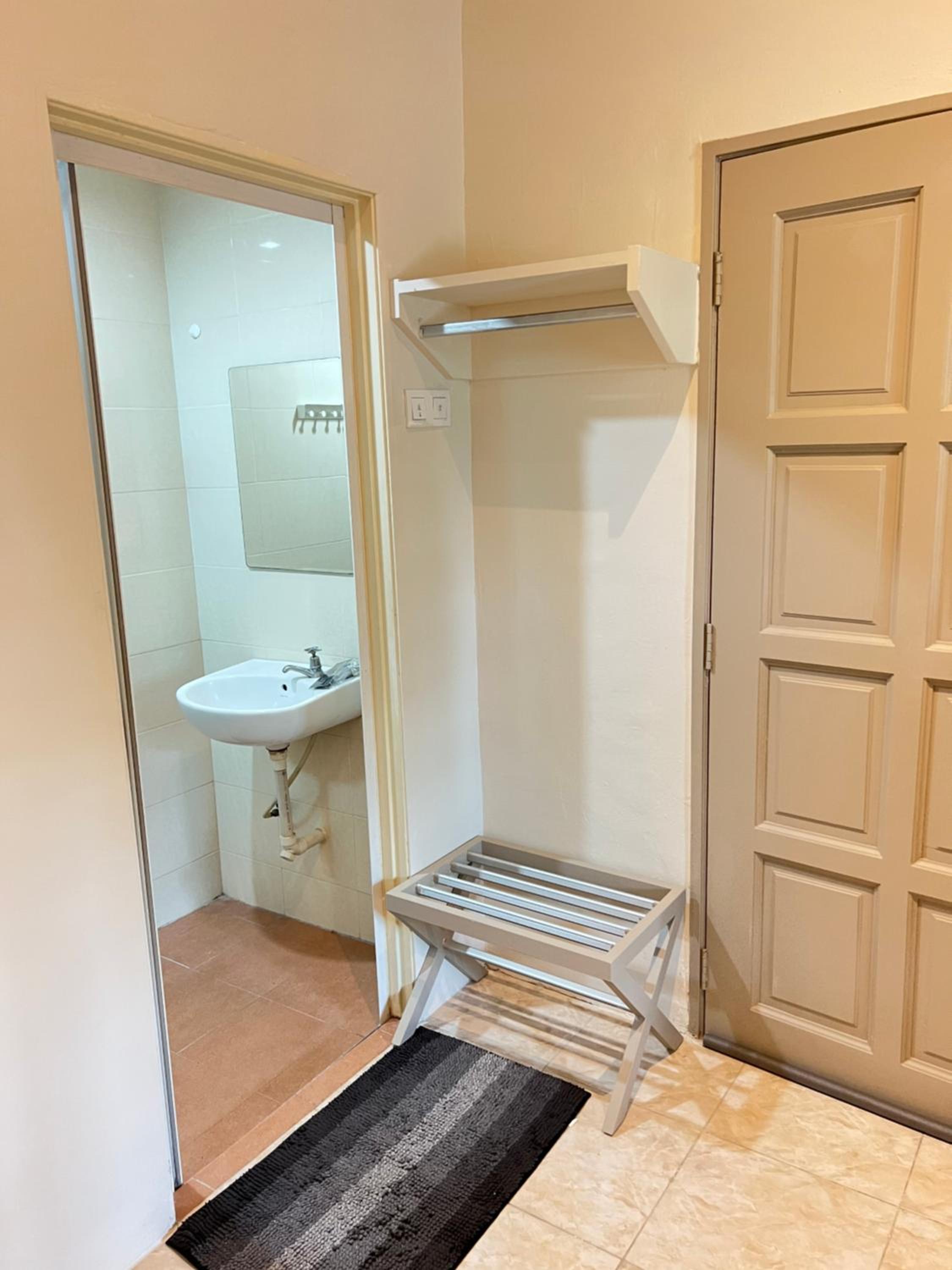 Double Room with Private Bathroom - Photo 6