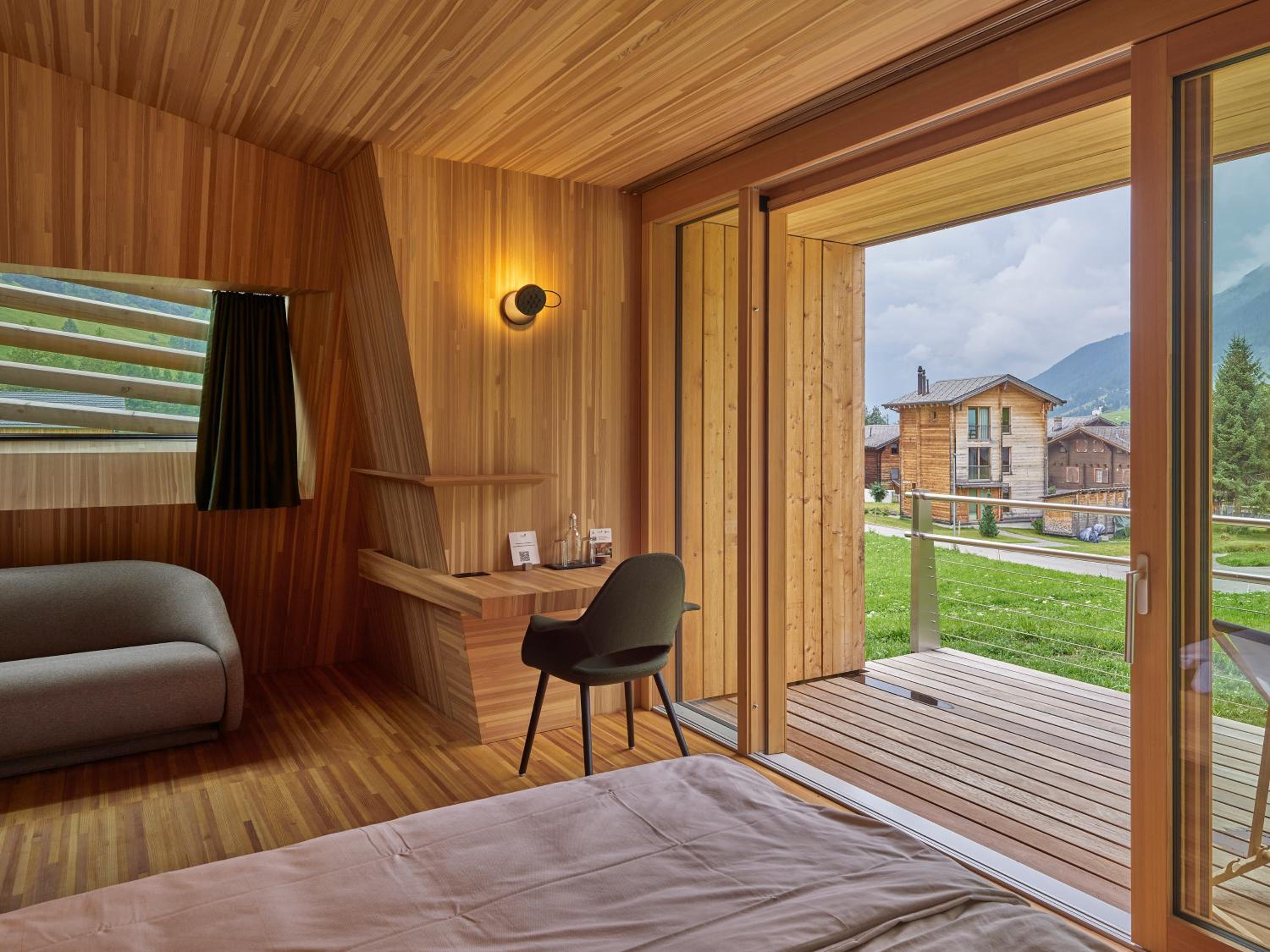Deluxe Double Room (2 Adults + 1 Child) - Photo 3