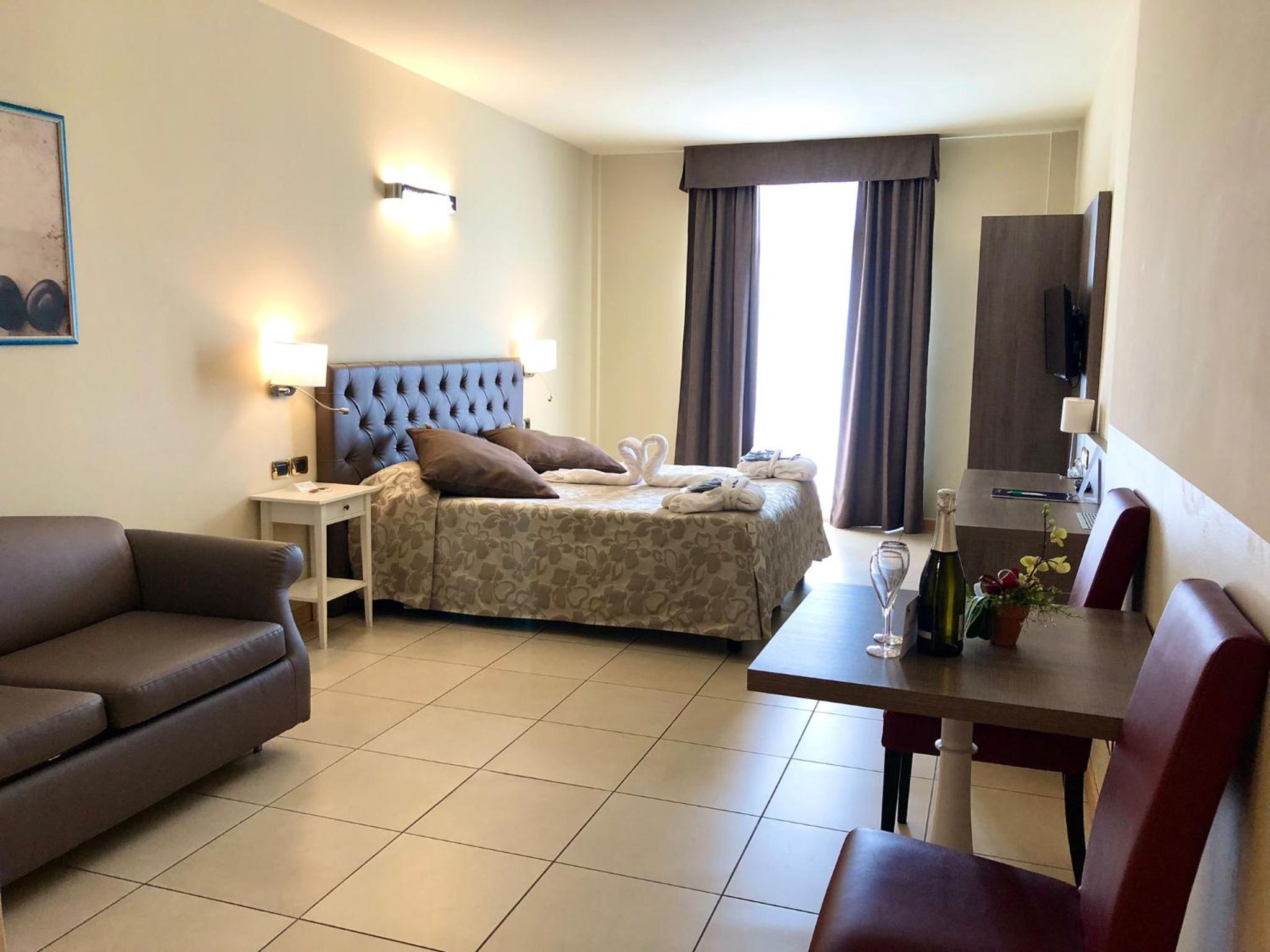 Double Room with Lake View - Photo 13