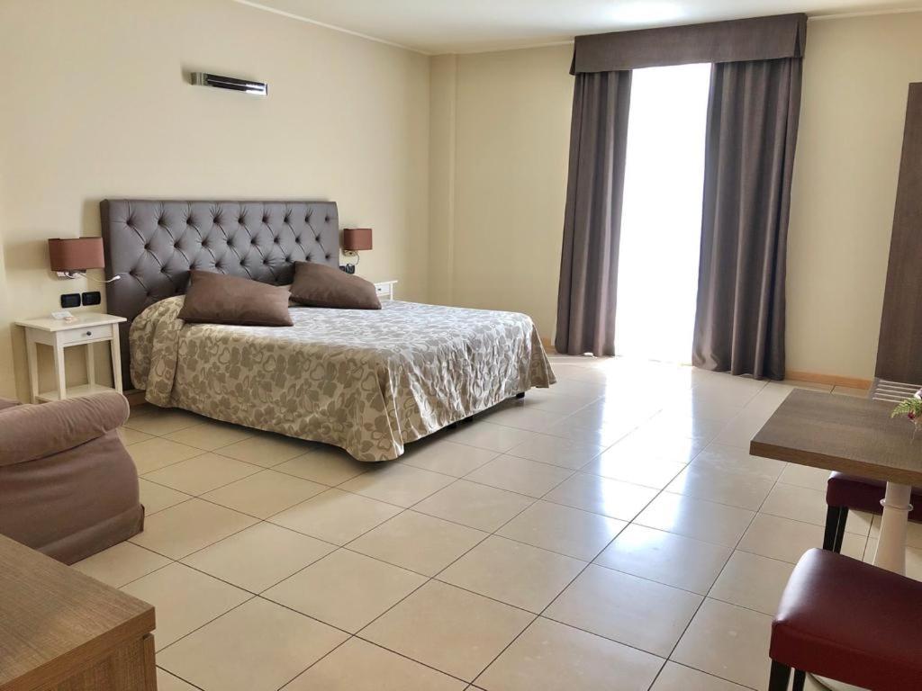 Double Room with Lake View - Photo 12