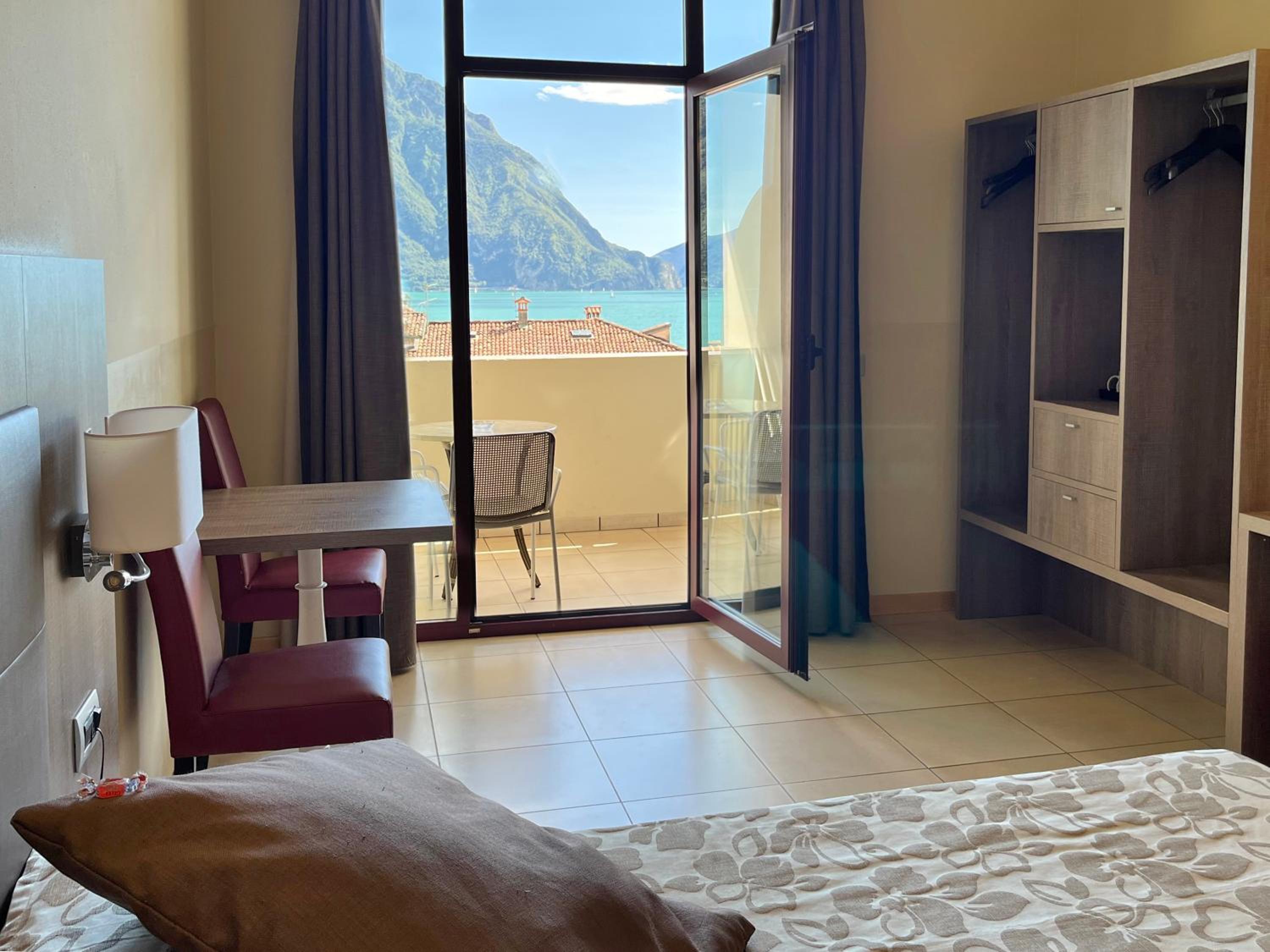 Double or Twin Room with Lake View - Photo 2
