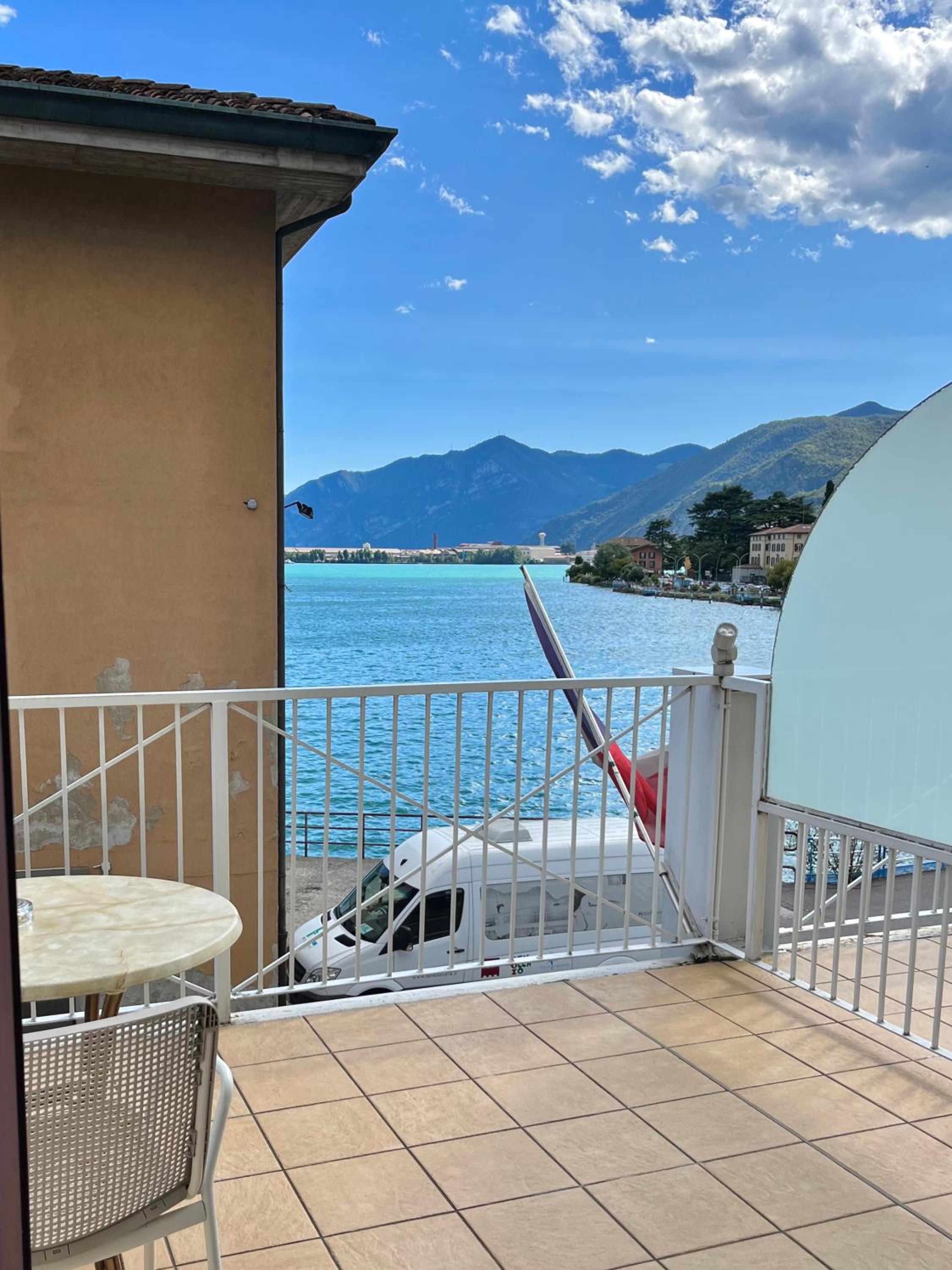 Double or Twin Room with Lake View - Photo 6