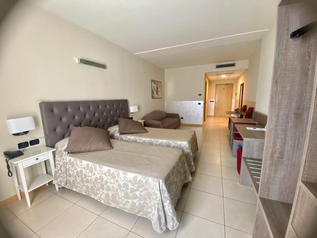 Double Room with Lake View - Photo 11