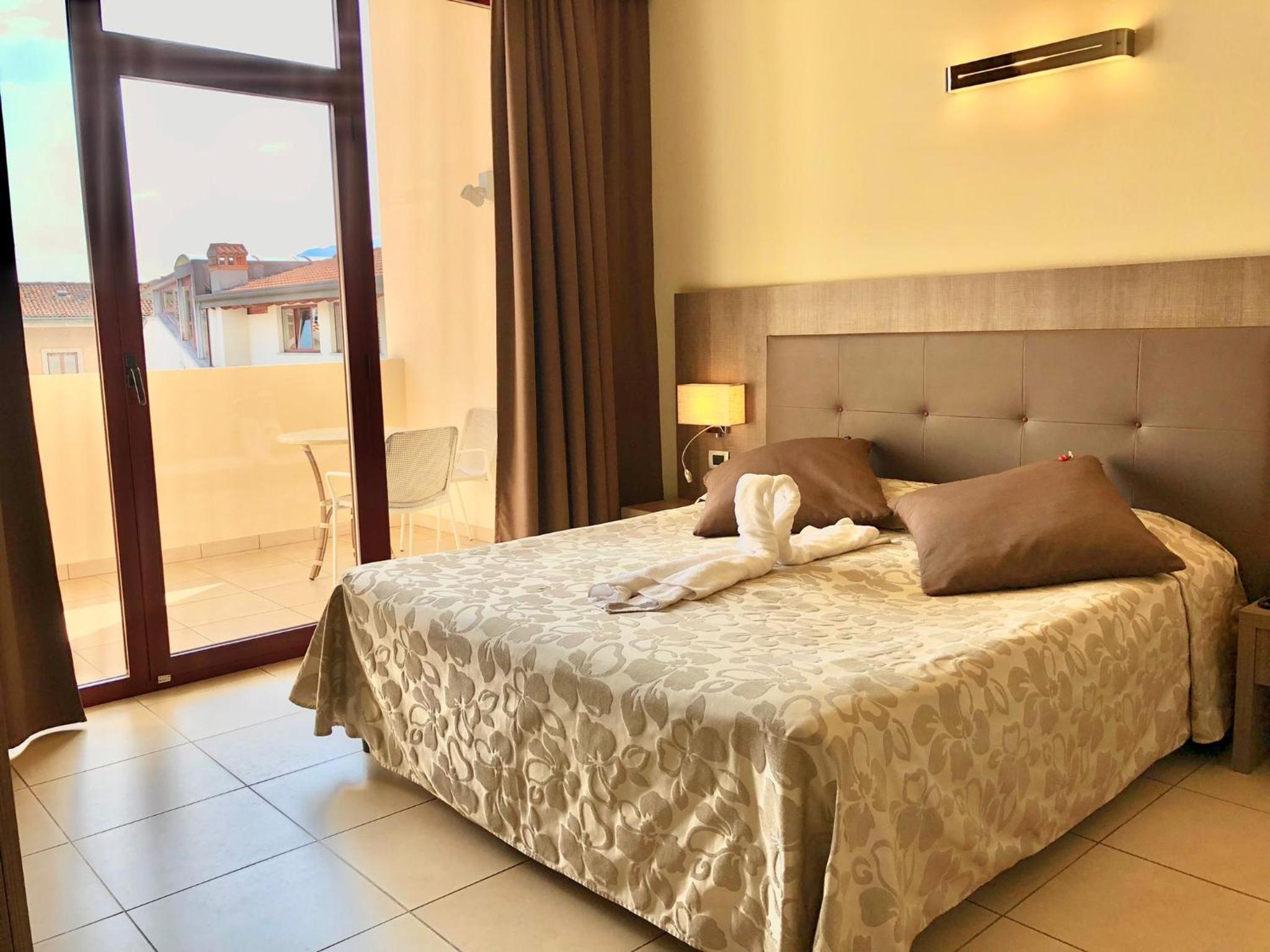 Double Room with Balcony - Photo 2