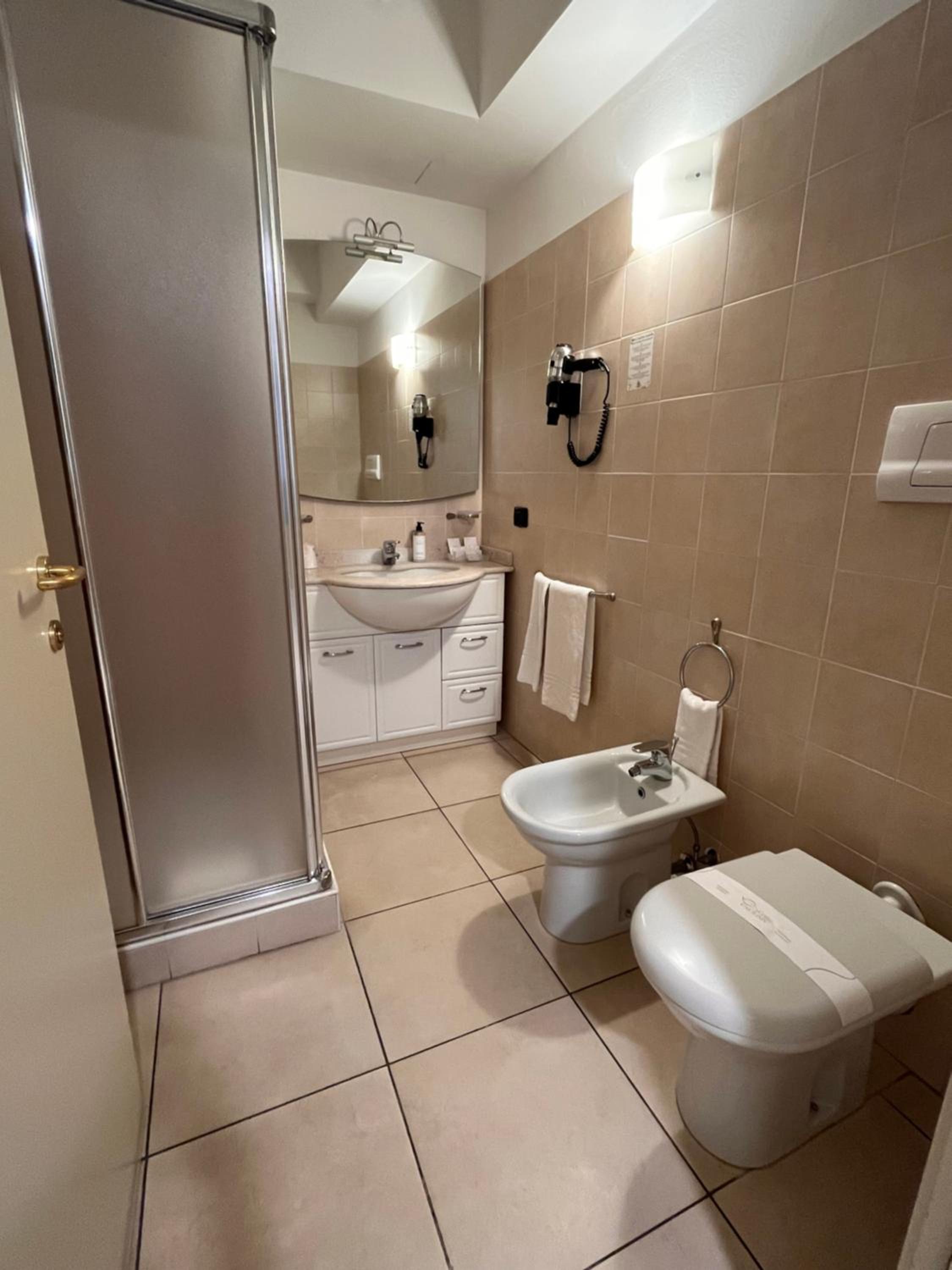 Double Room with Lake View - Photo 10