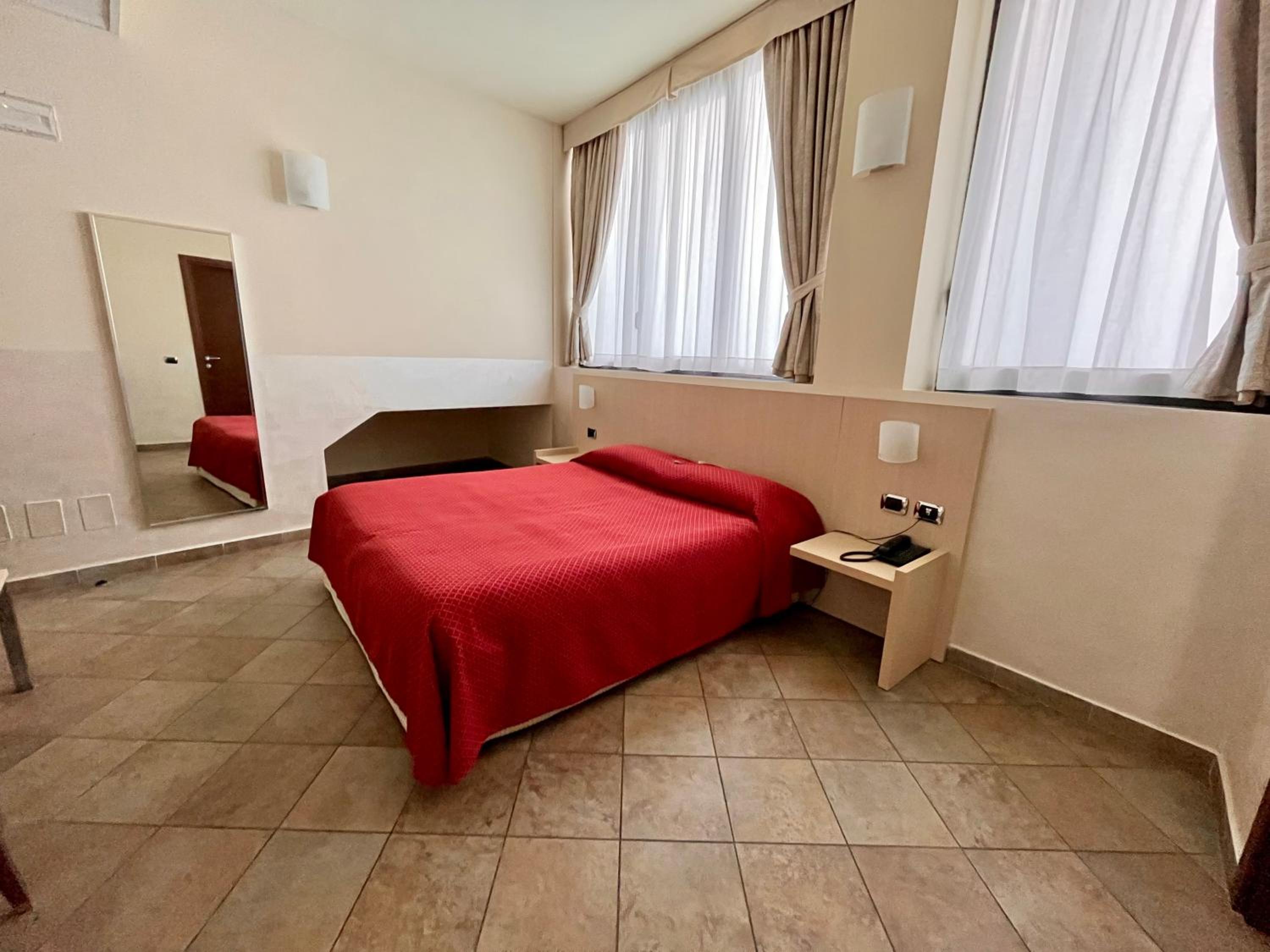 Standard Double or Twin Room - Photo 7