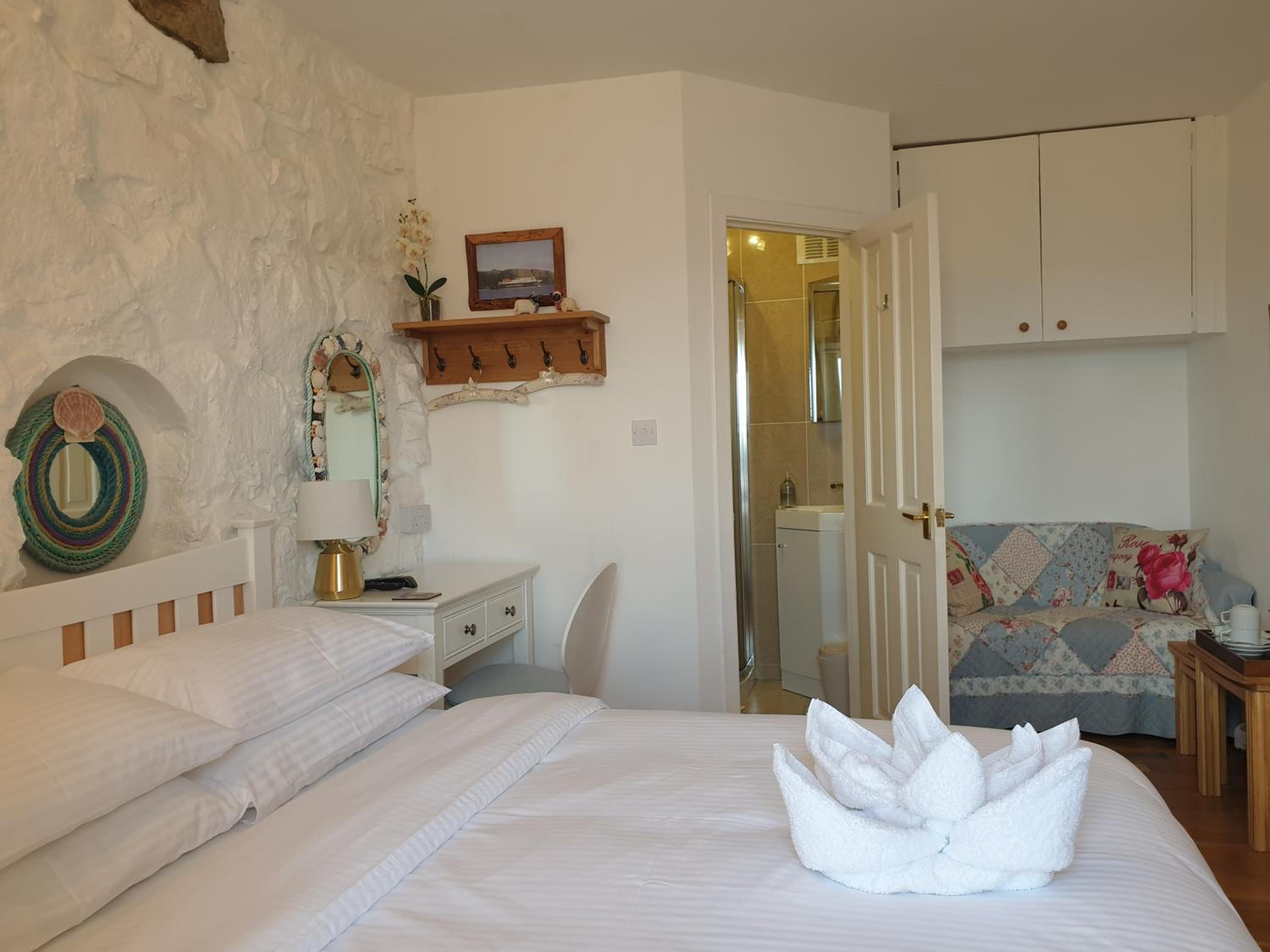 Deluxe Double Room with Side Sea View