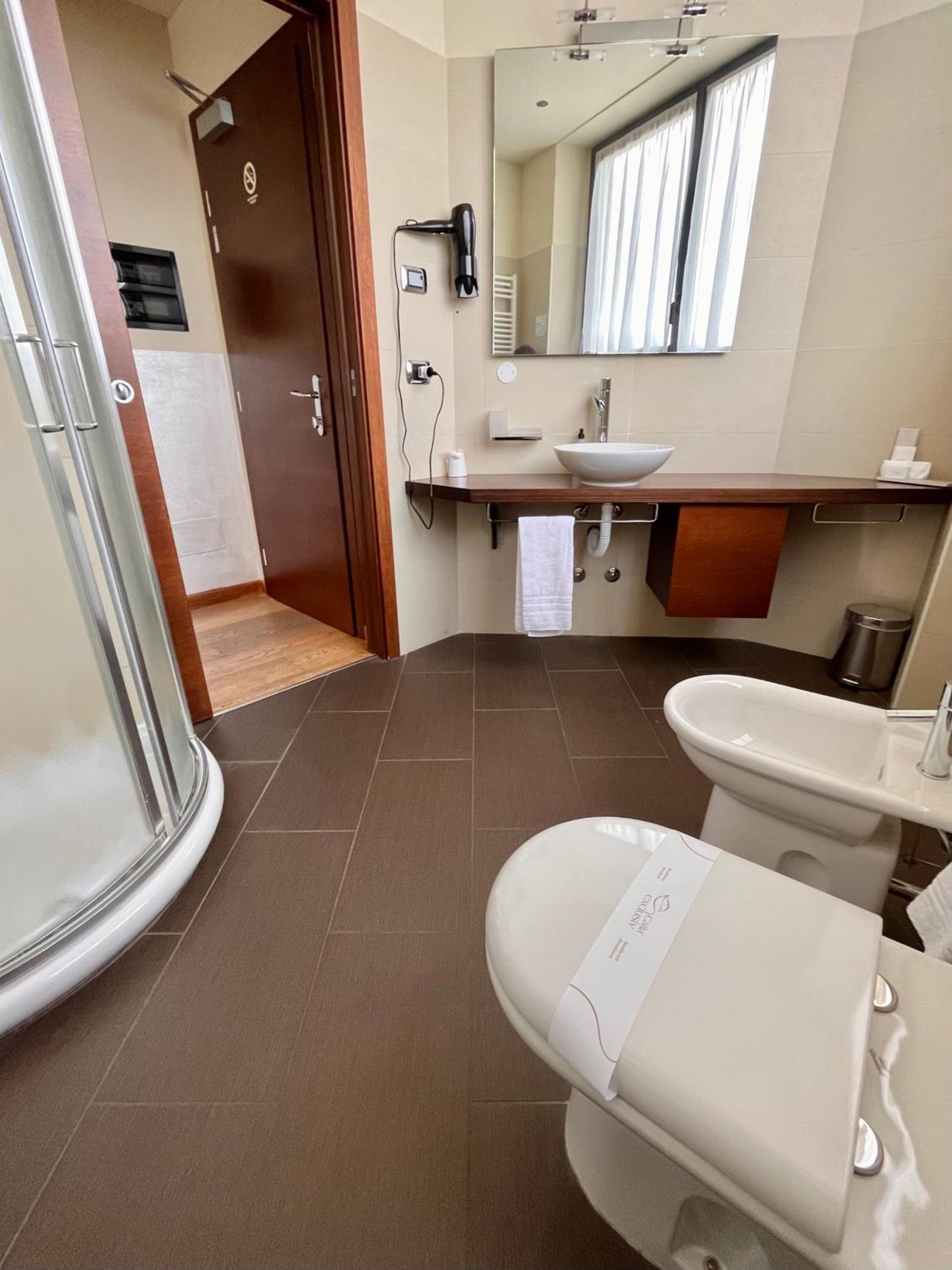 Standard Double or Twin Room - Photo 6