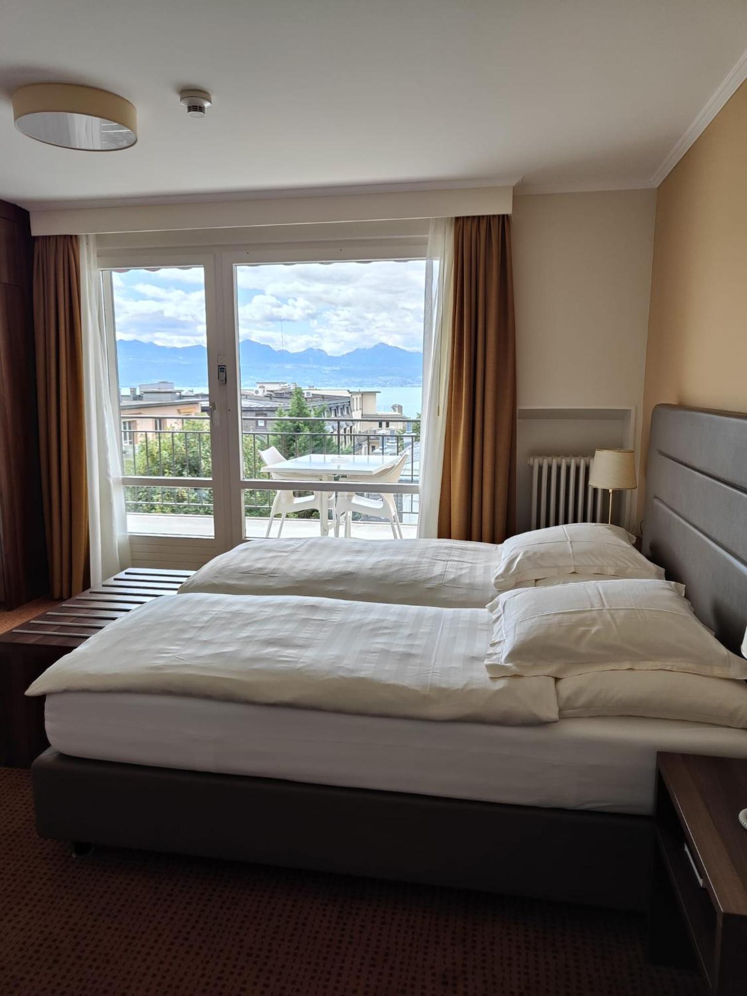 Twin Room with Lake View - Photo 2