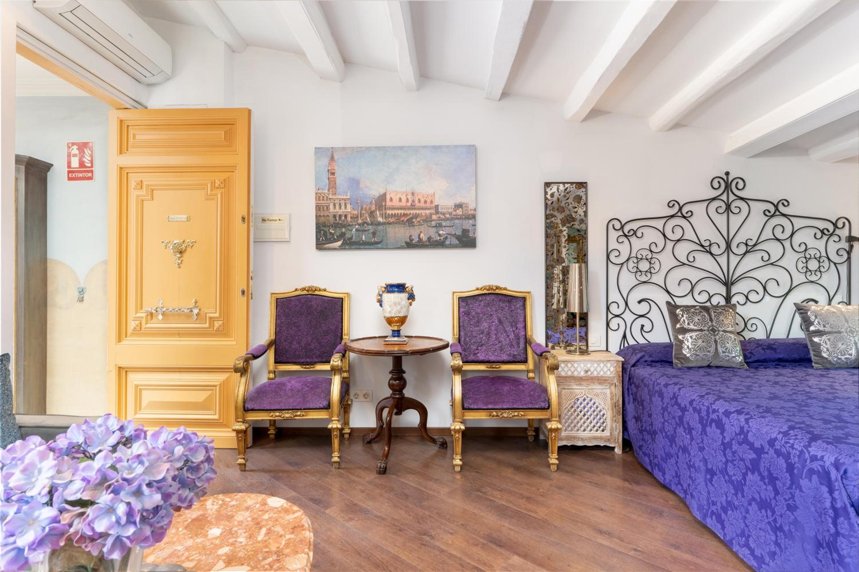 Deluxe Queen Suite