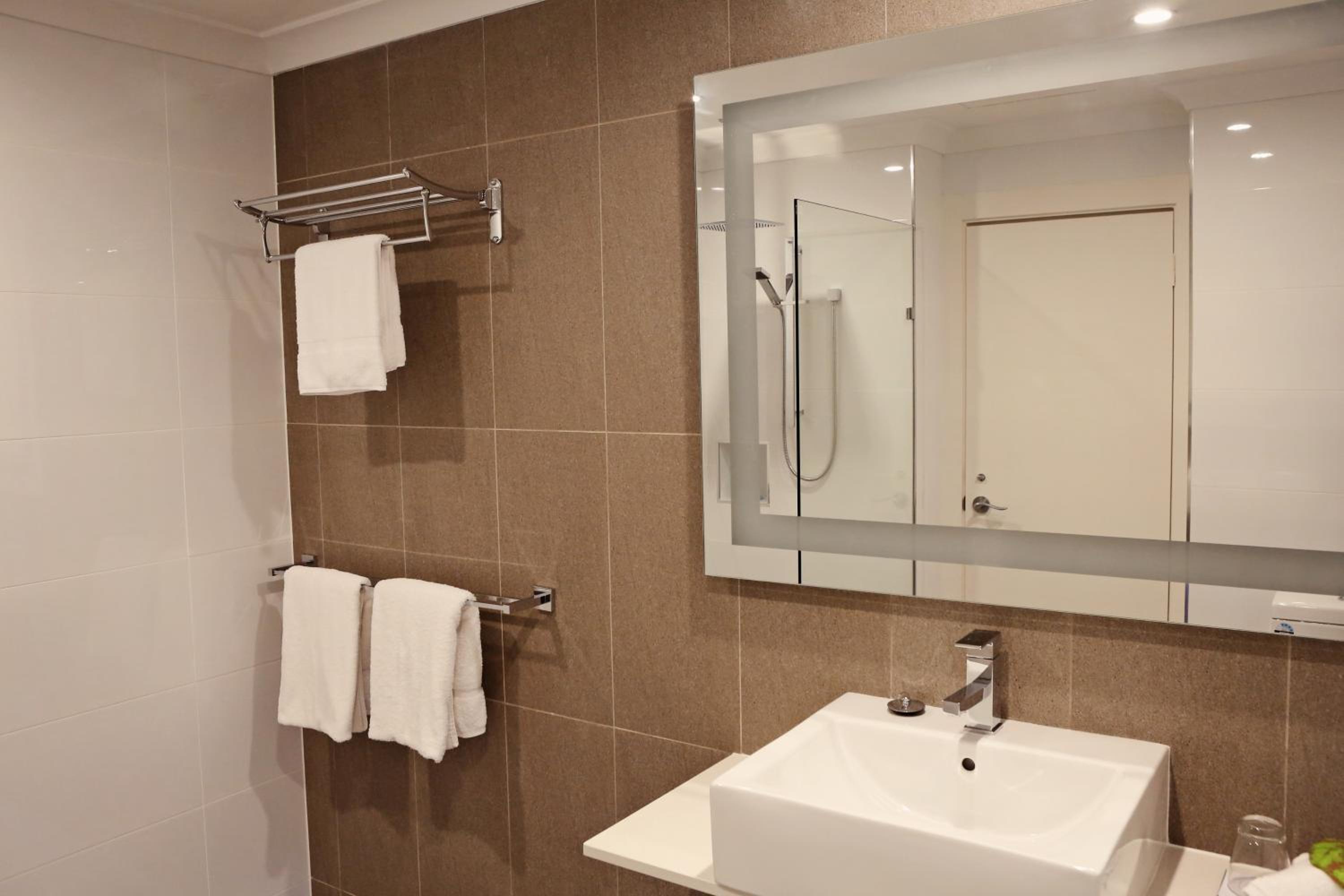 Standard Twin Room with Two Queen Beds - Photo 8