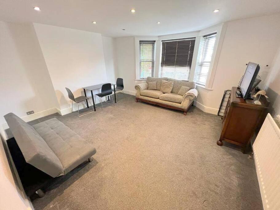 One-Bedroom Apartment photo 3
