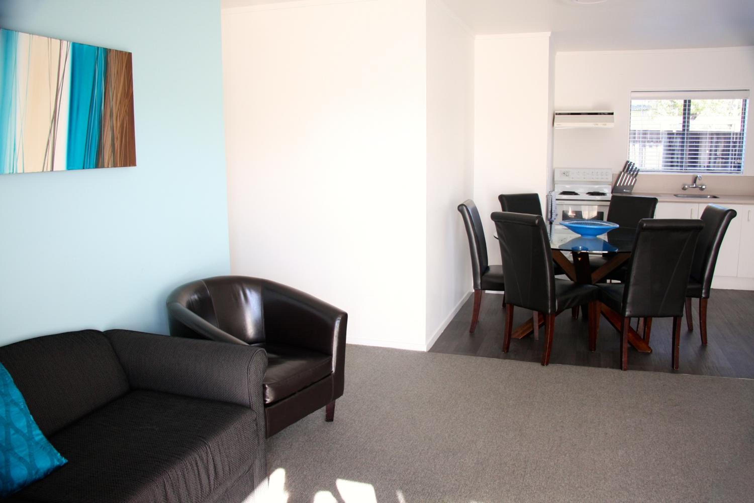 Three-Bedroom Apartment photo 2