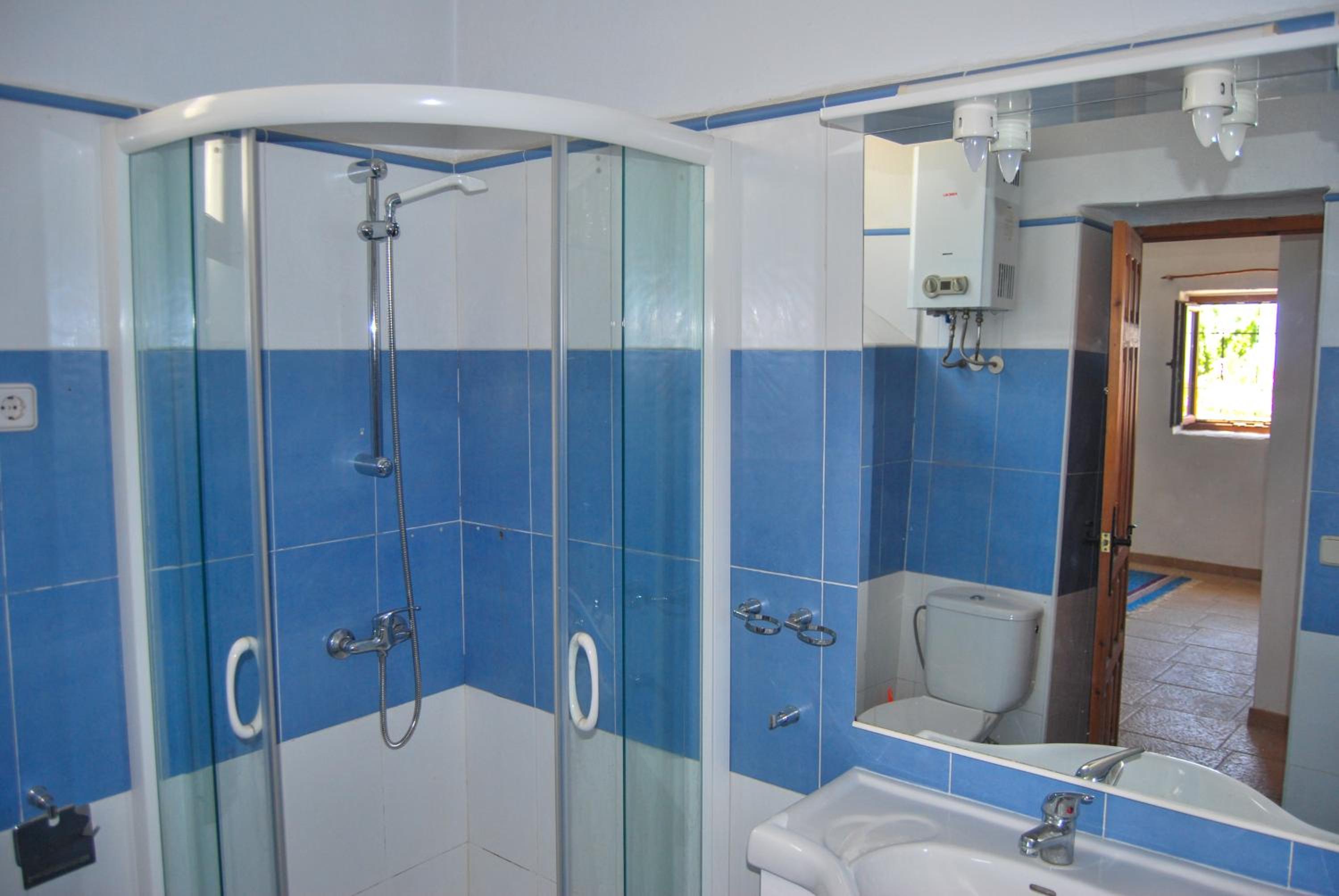 Quadruple Room with Bathroom - Photo 6