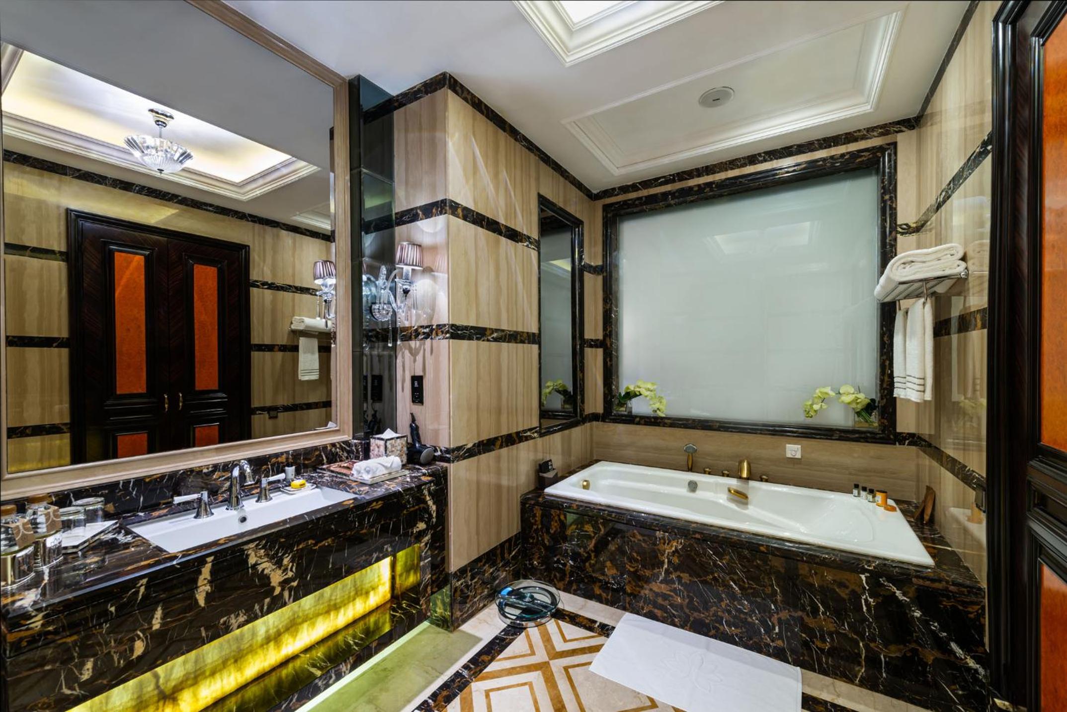 Executive Suite - Photo 13