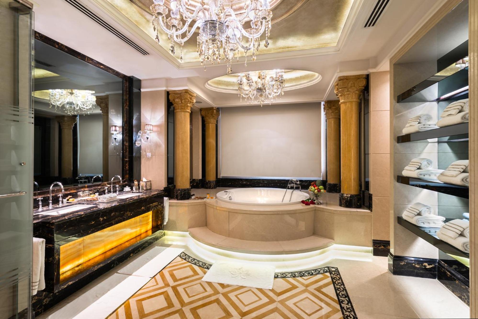 King Suite - Photo 2